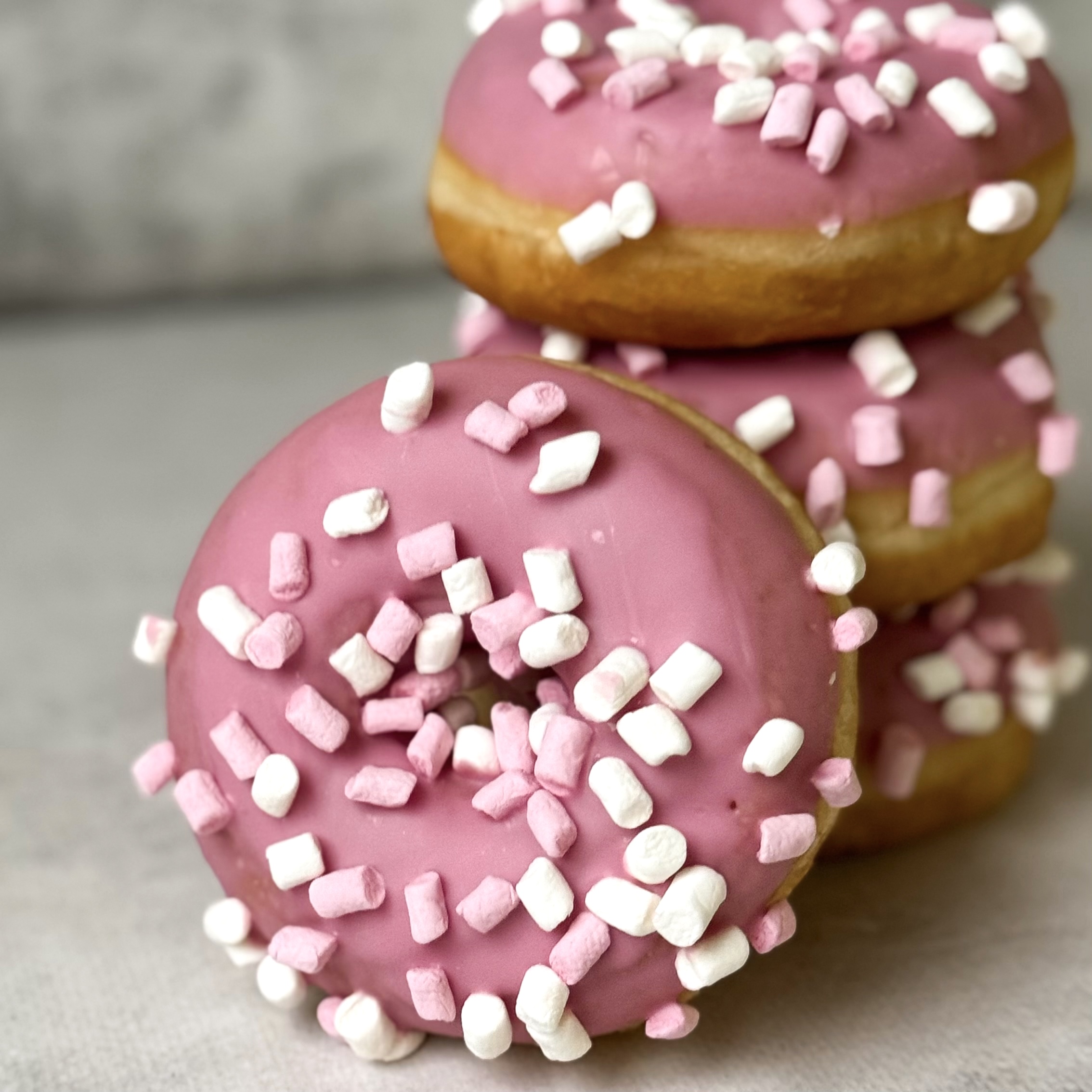 Донат глазированный с посыпкой Маршмеллоу изображение 5