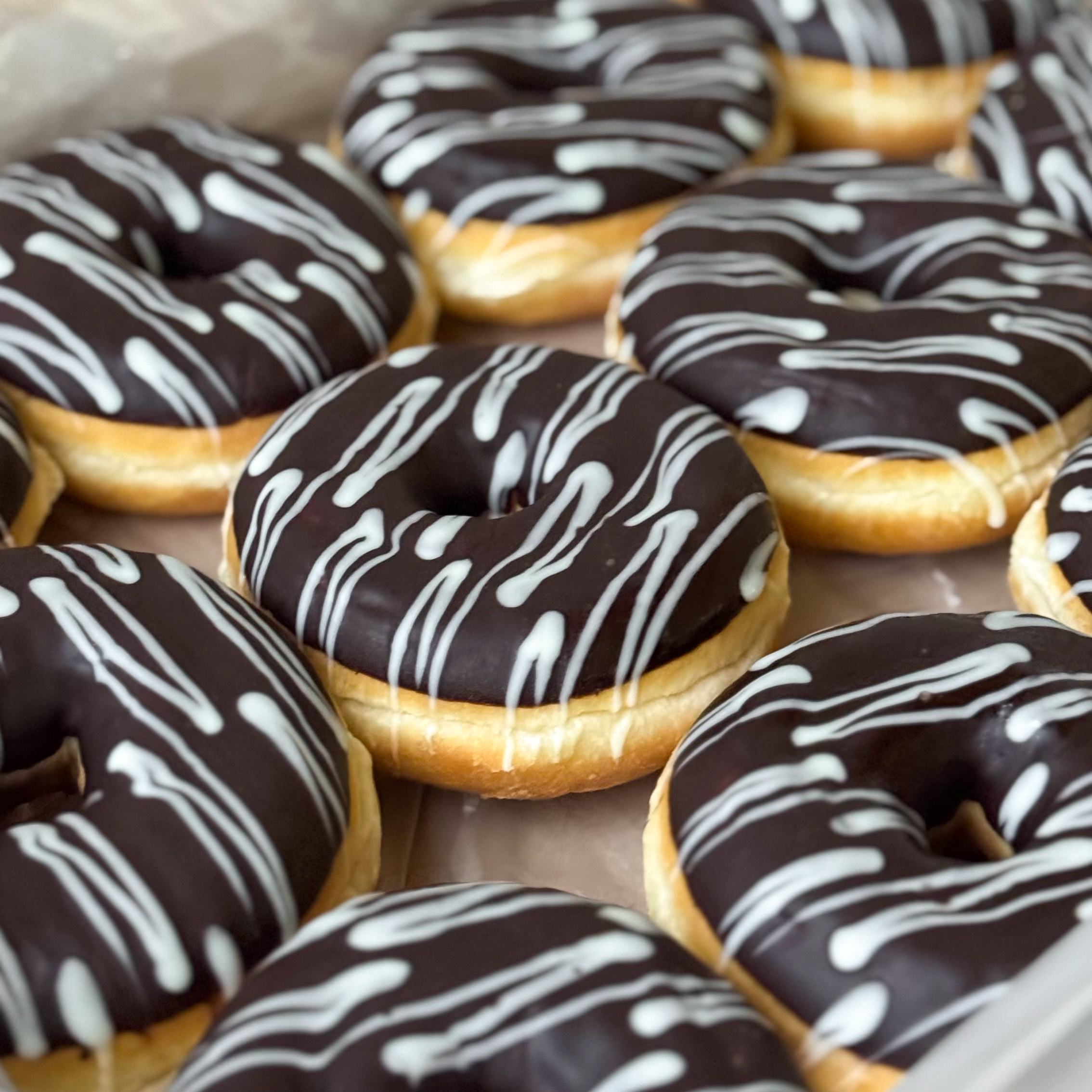 Донат глазированный Шоколад с шок. начинкой изображение 2