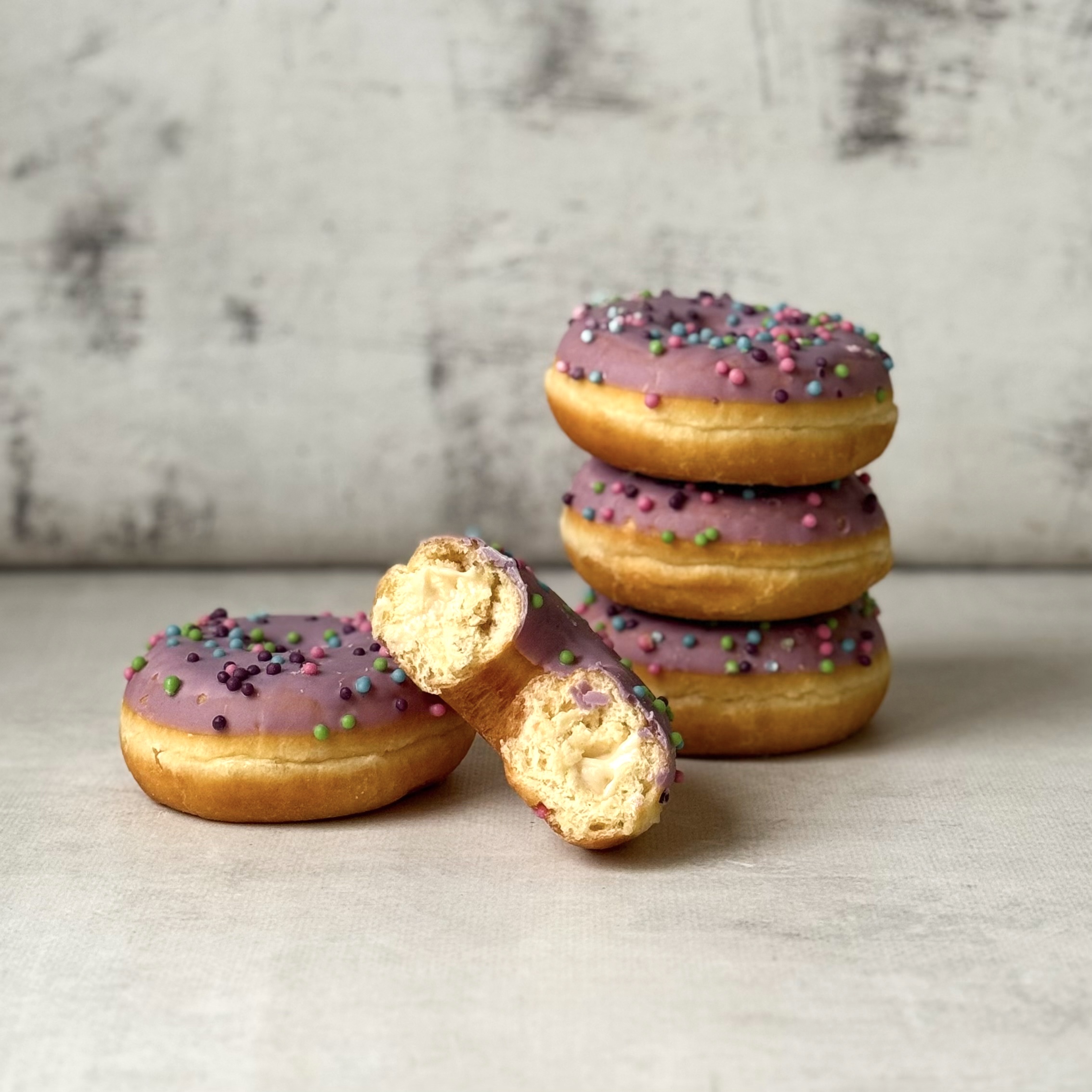 Донат глазированный со вкусом Черника с крем-чиз с начинкой изображение 1