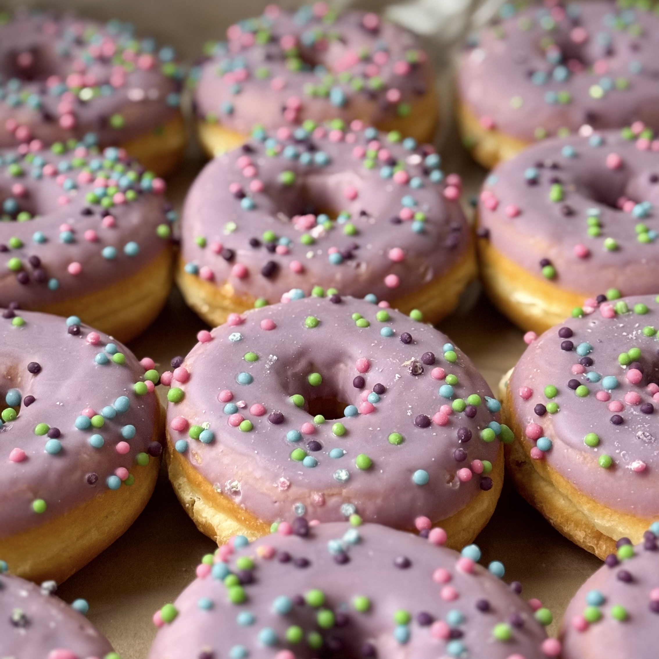 Донат глазированный со вкусом Черника с крем-чиз с начинкой изображение 2