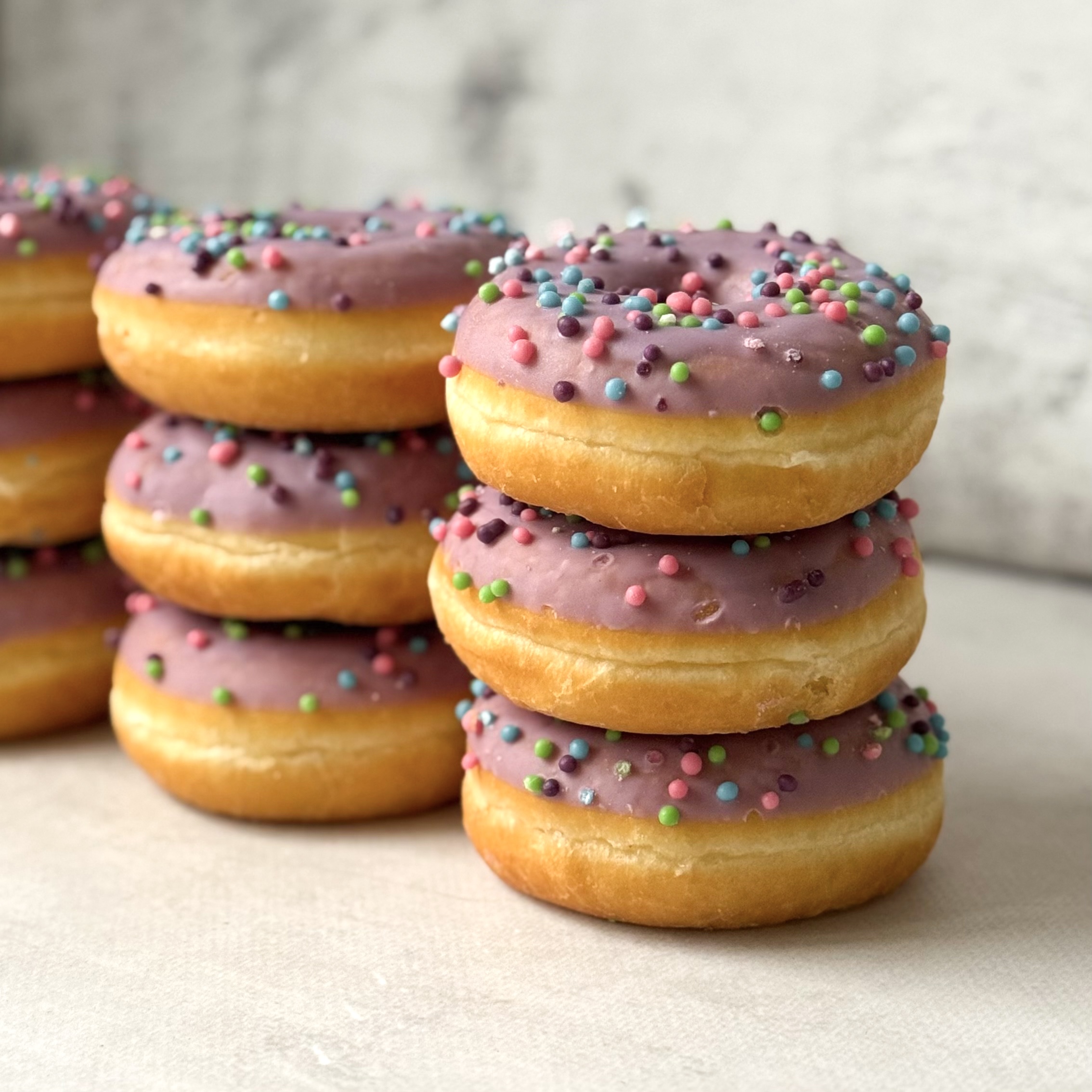 Донат глазированный со вкусом Черника с крем-чиз с начинкой изображение 3