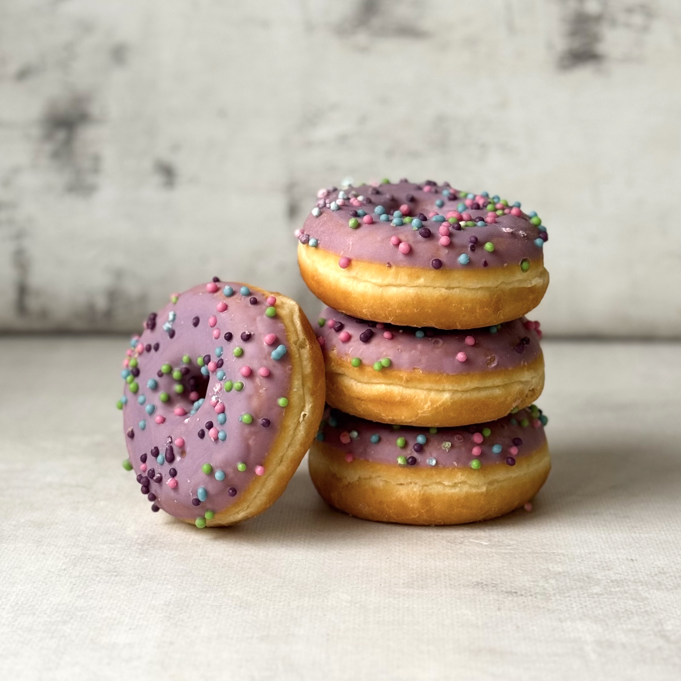 Донат глазированный со вкусом Черника с крем-чиз с начинкой изображение 4