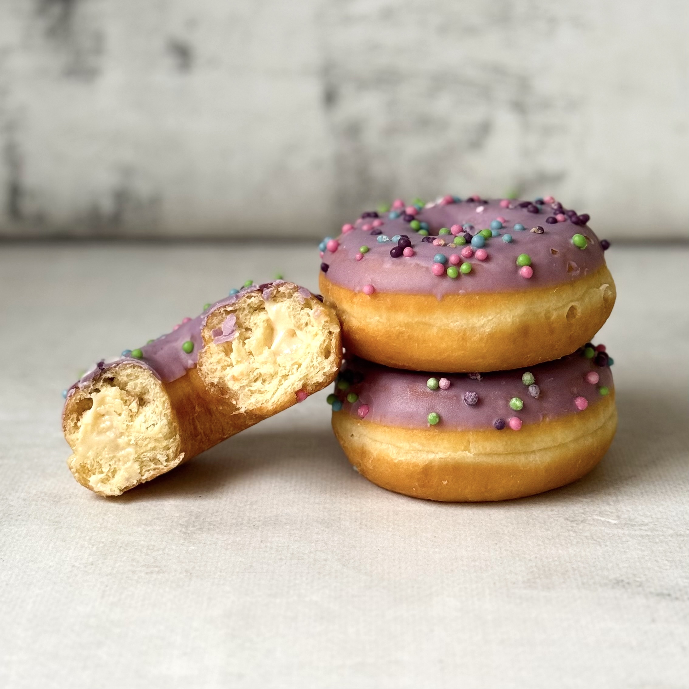 Донат глазированный со вкусом Черника с крем-чиз с начинкой изображение 7