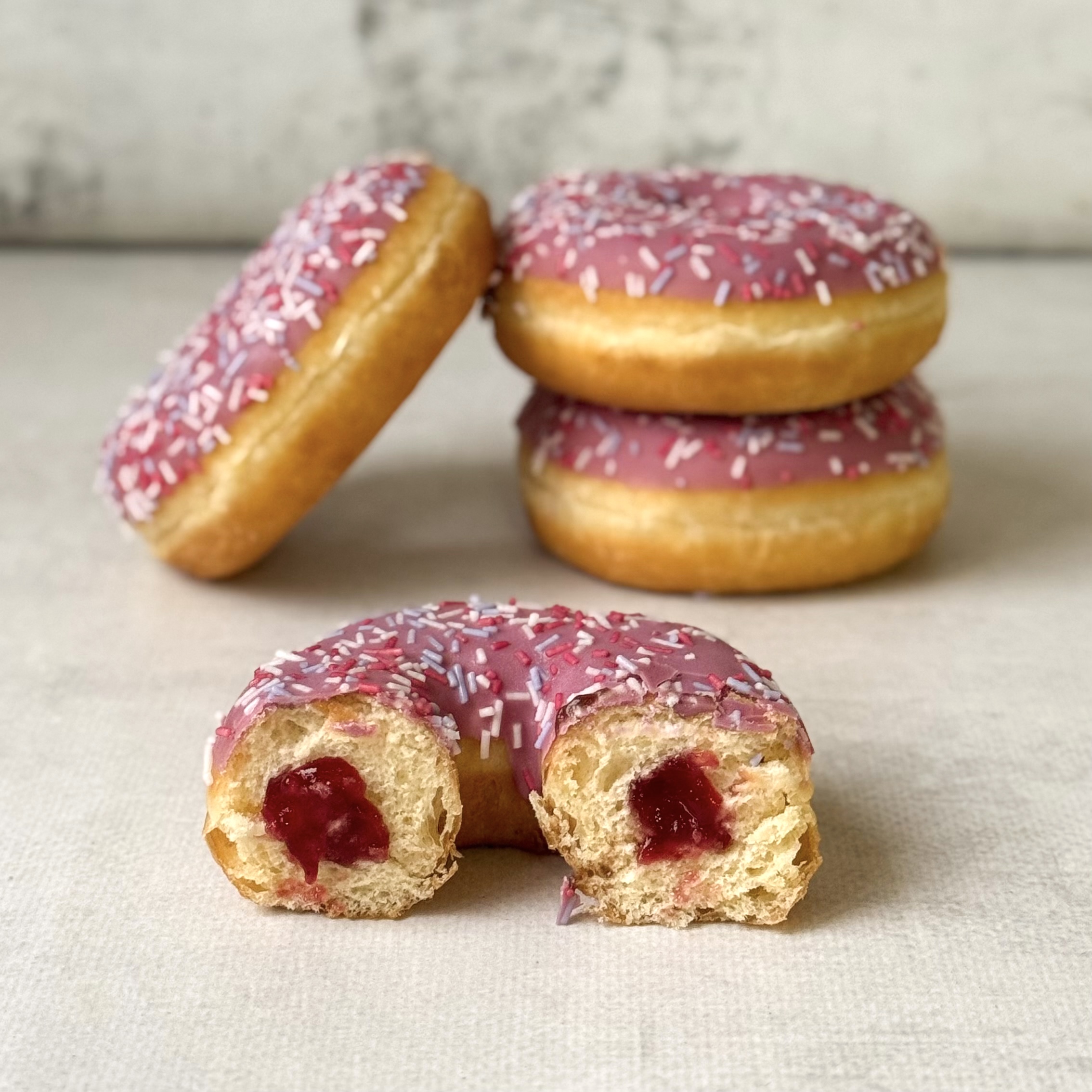 Донат глазированный Ягодный микс с ягодной начинкой изображение 1