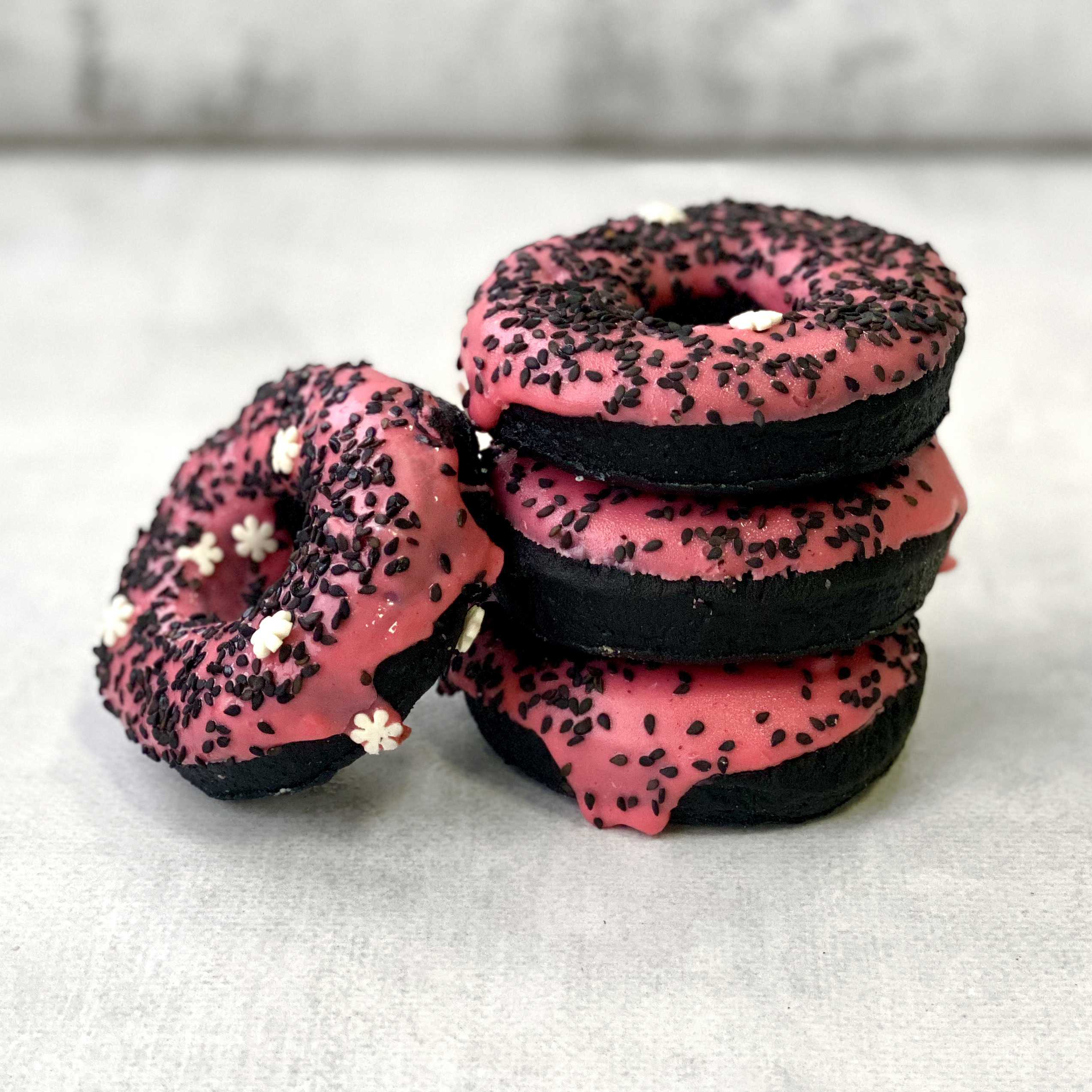 Чёрный пончик с розовой глазурью, семенами кунжута и начинкой Original изображение 1