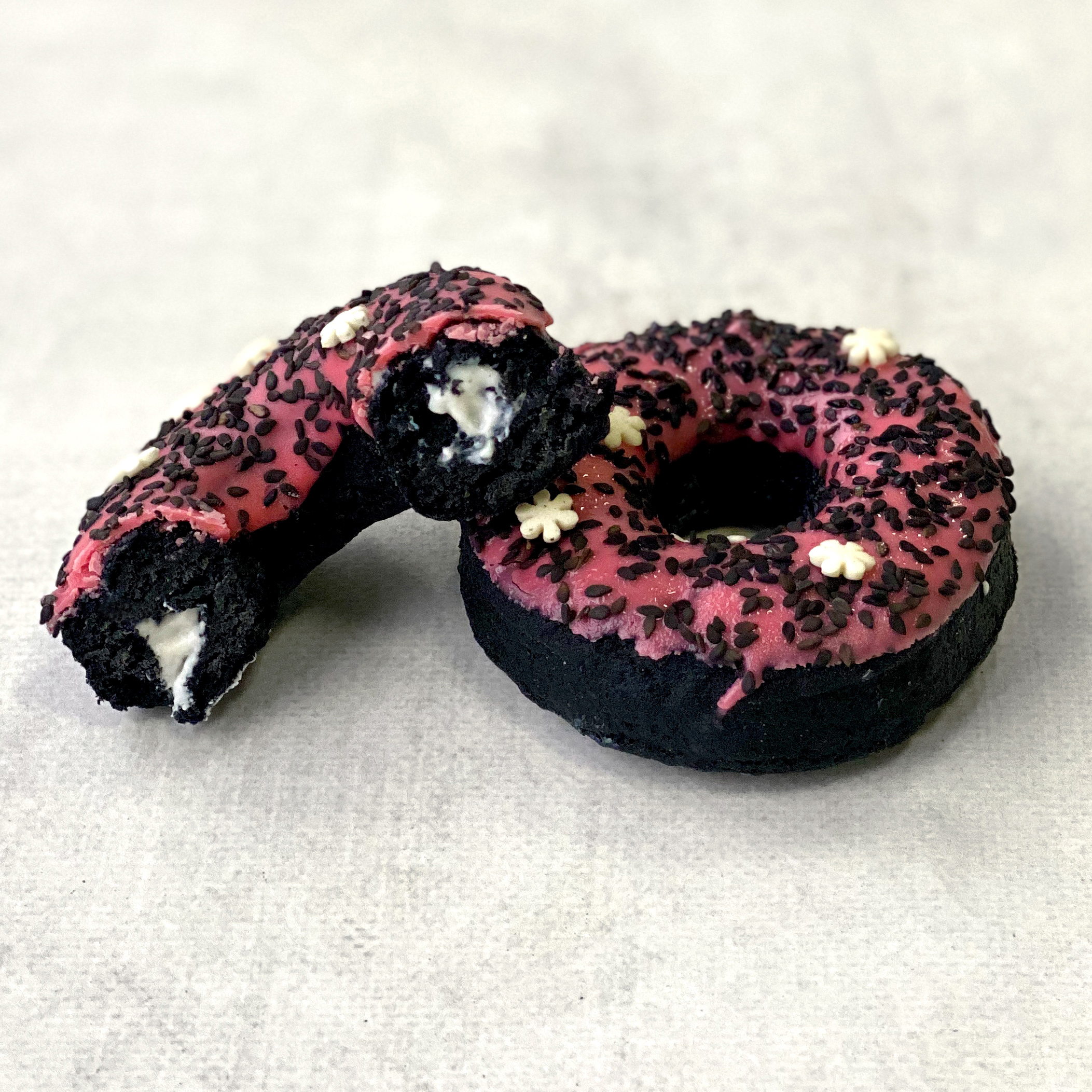 Чёрный пончик с розовой глазурью, семенами кунжута и начинкой Original изображение 2