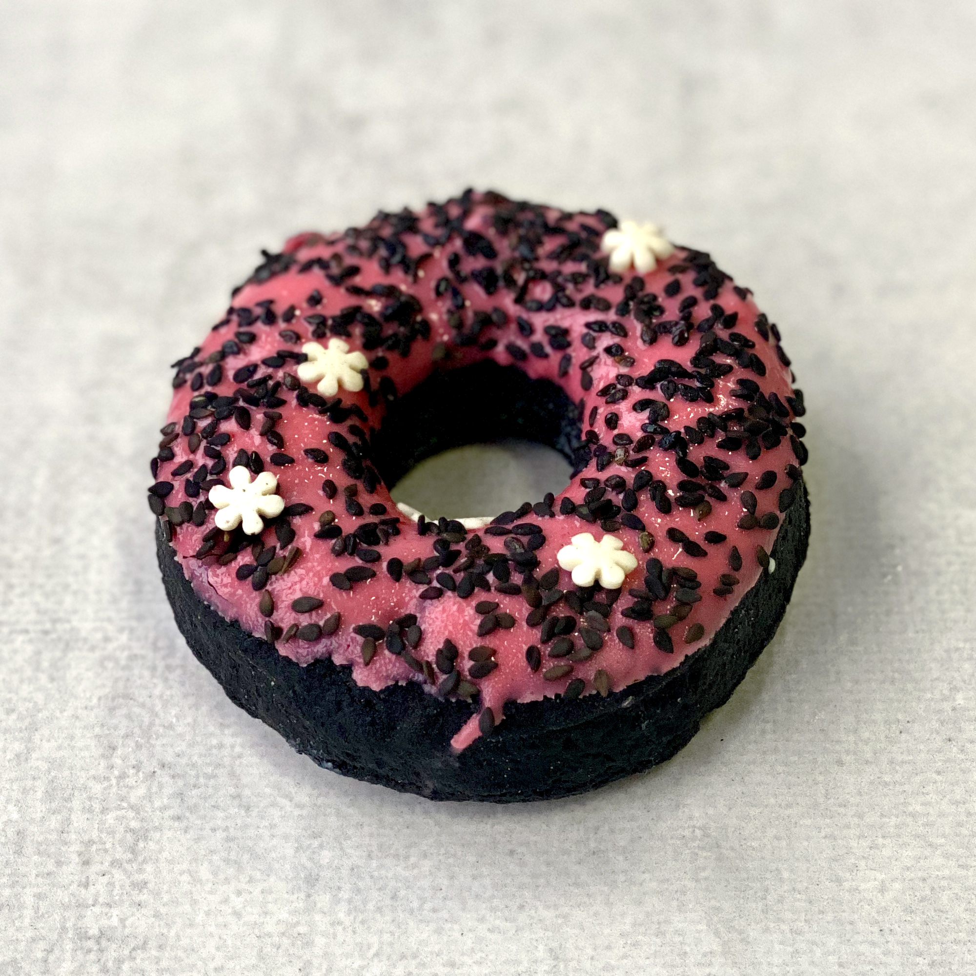 Чёрный пончик с розовой глазурью, семенами кунжута и начинкой Original изображение 3
