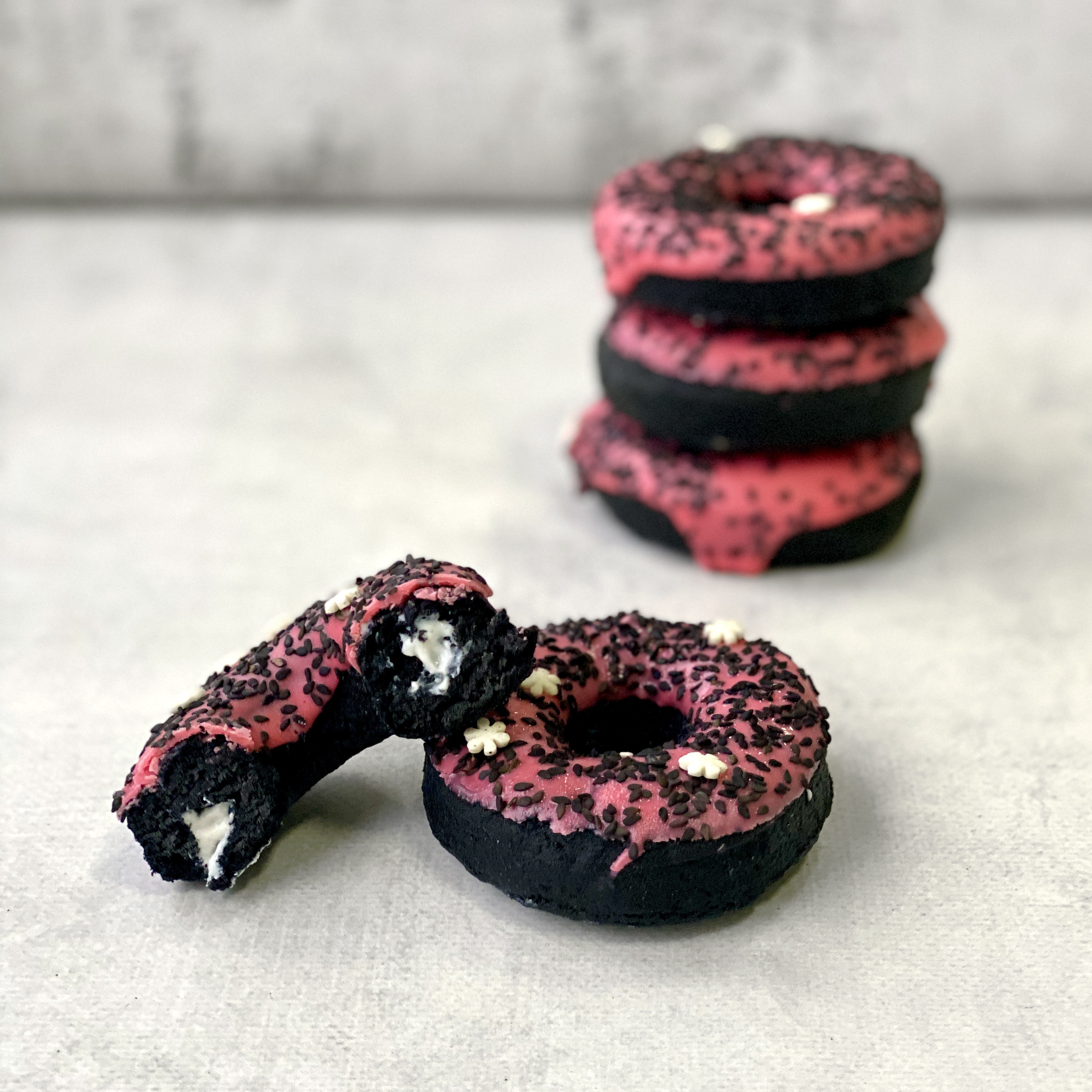 Чёрный пончик с розовой глазурью, семенами кунжута и начинкой Original изображение 4