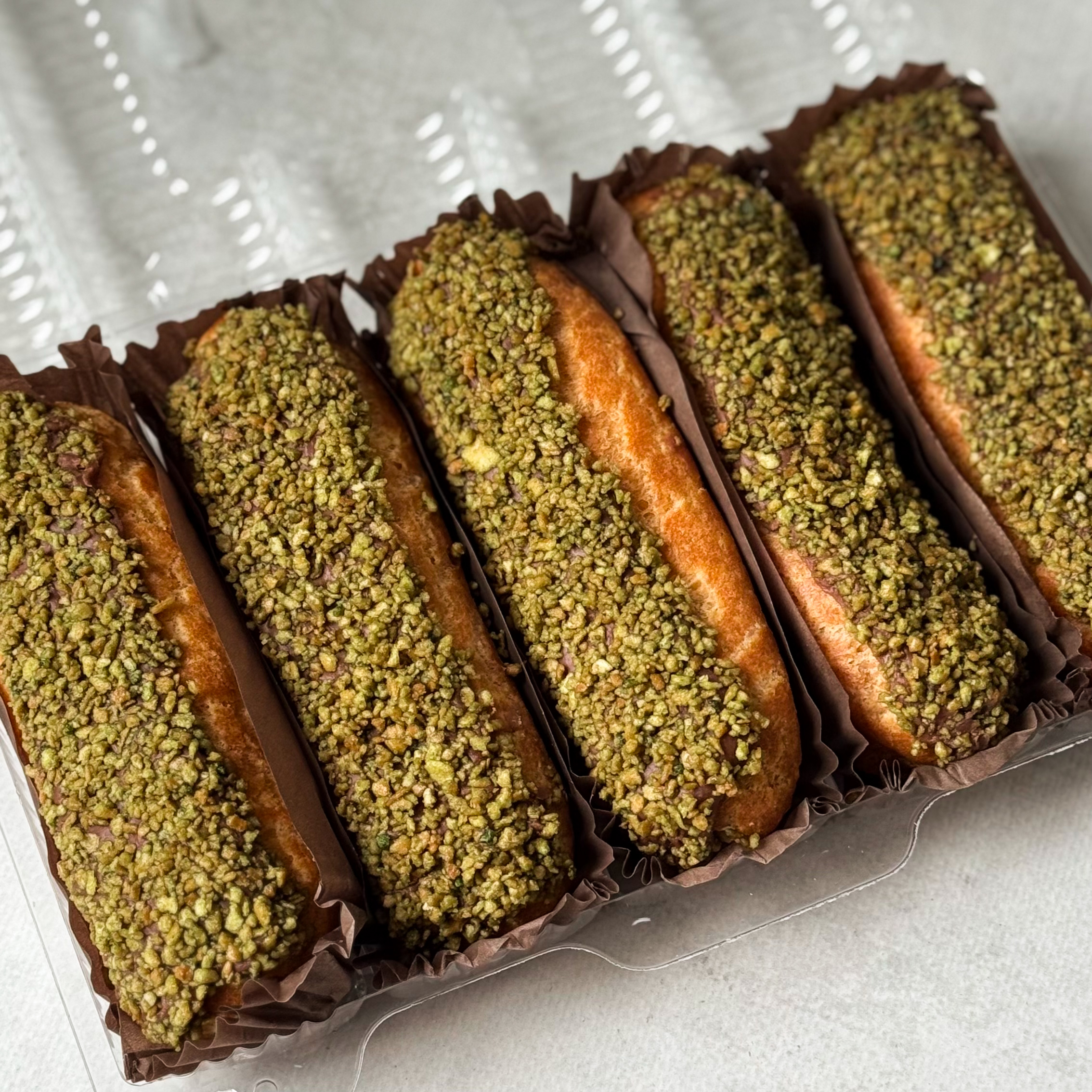 Эклер, вдохновлённый популярным лакомством арабских стран, с кремом из взбитых сливок, покрытый шоколадом и посыпкой "Дубайский шоколад" изображение 3