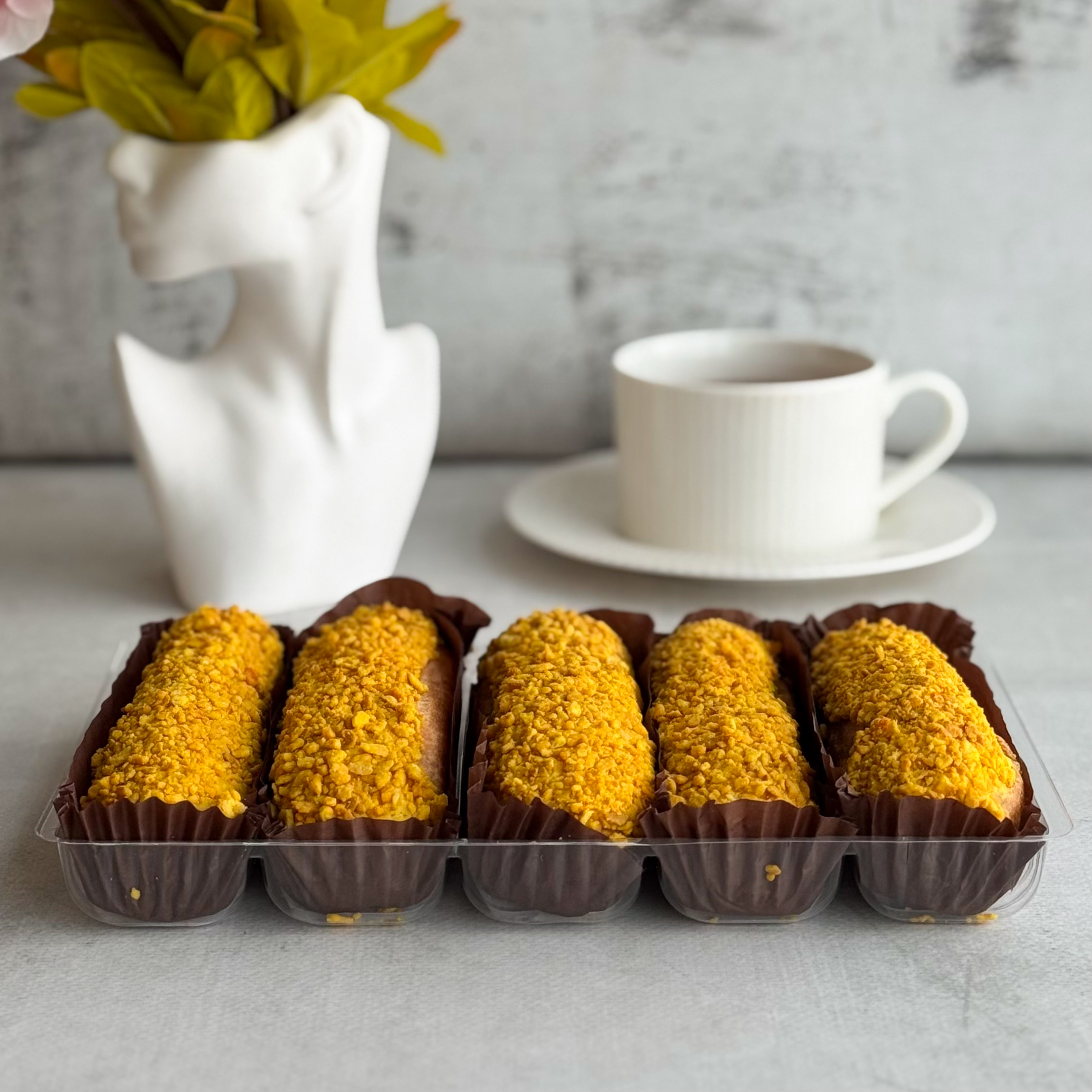 Эклер с начинкой из пюре маракуйи, манго и кремом из взбитых сливок, покрытый помадкой и посыпкой с тропическим вкусом изображение 2