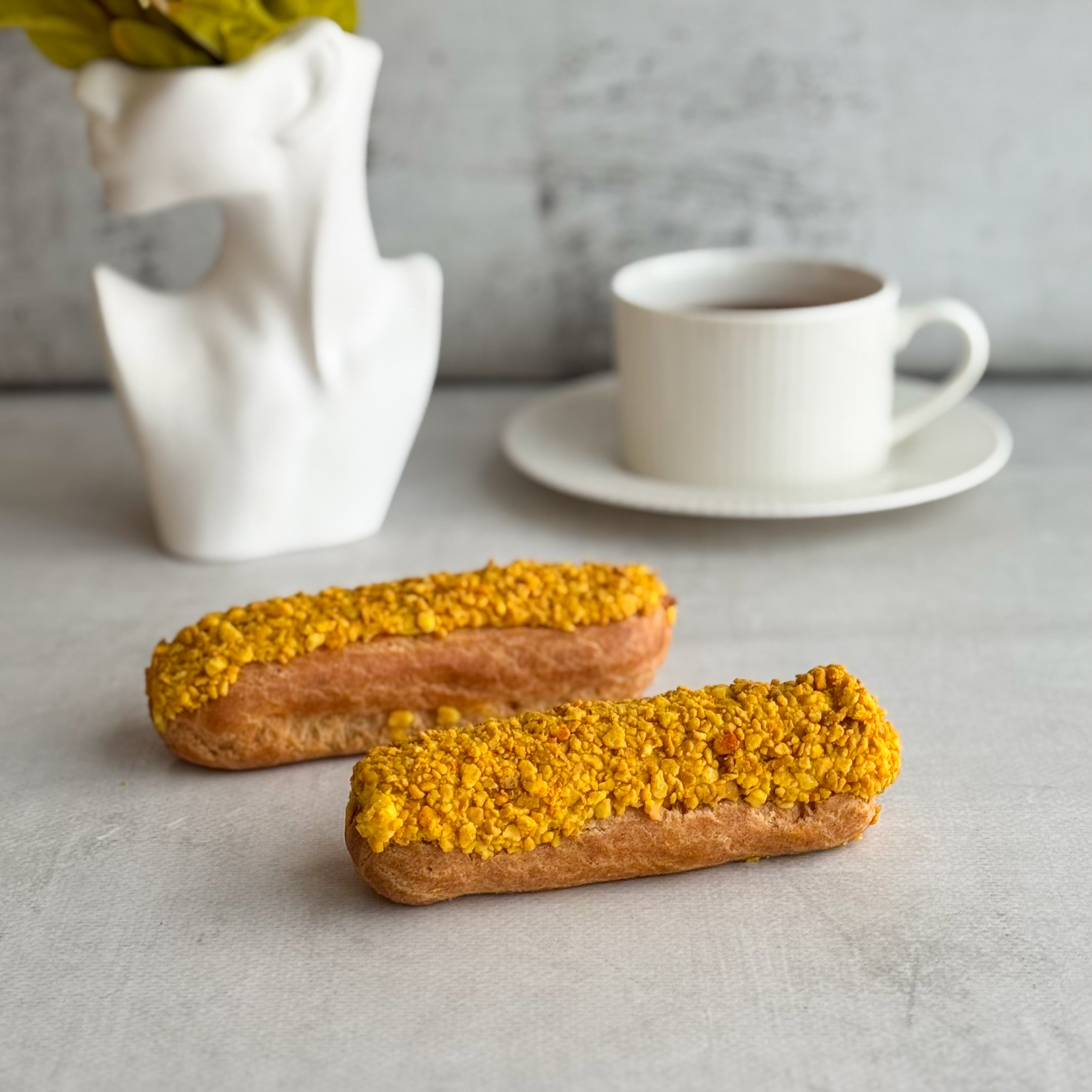 Эклер с начинкой из пюре маракуйи, манго и кремом из взбитых сливок, покрытый помадкой и посыпкой с тропическим вкусом изображение 5