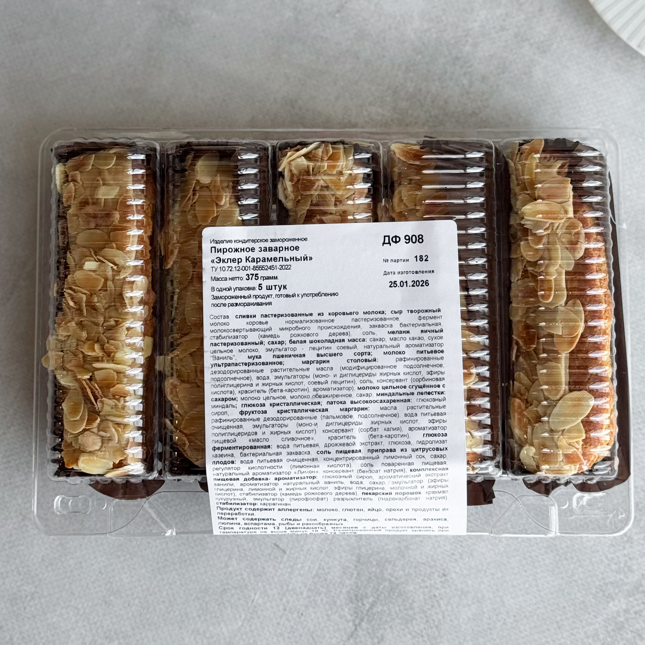 Карамельный эклер с кремом из взбитых сливок с карамелью, украшенный лепестками миндаля изображение 9