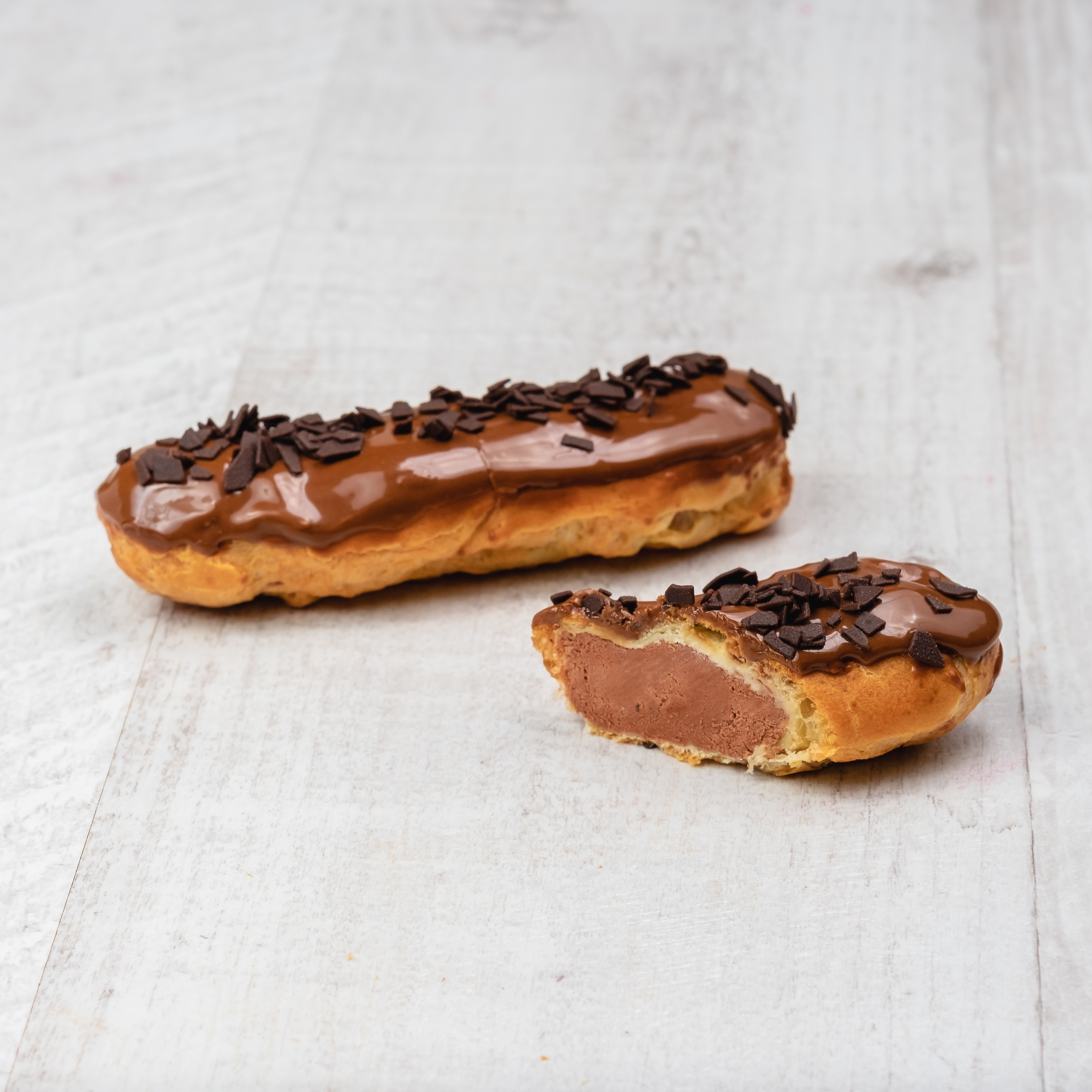 Шоколадный эклер с кремом из взбитых сливок с шоколадом, украшенный шоколадной помадкой изображение 4