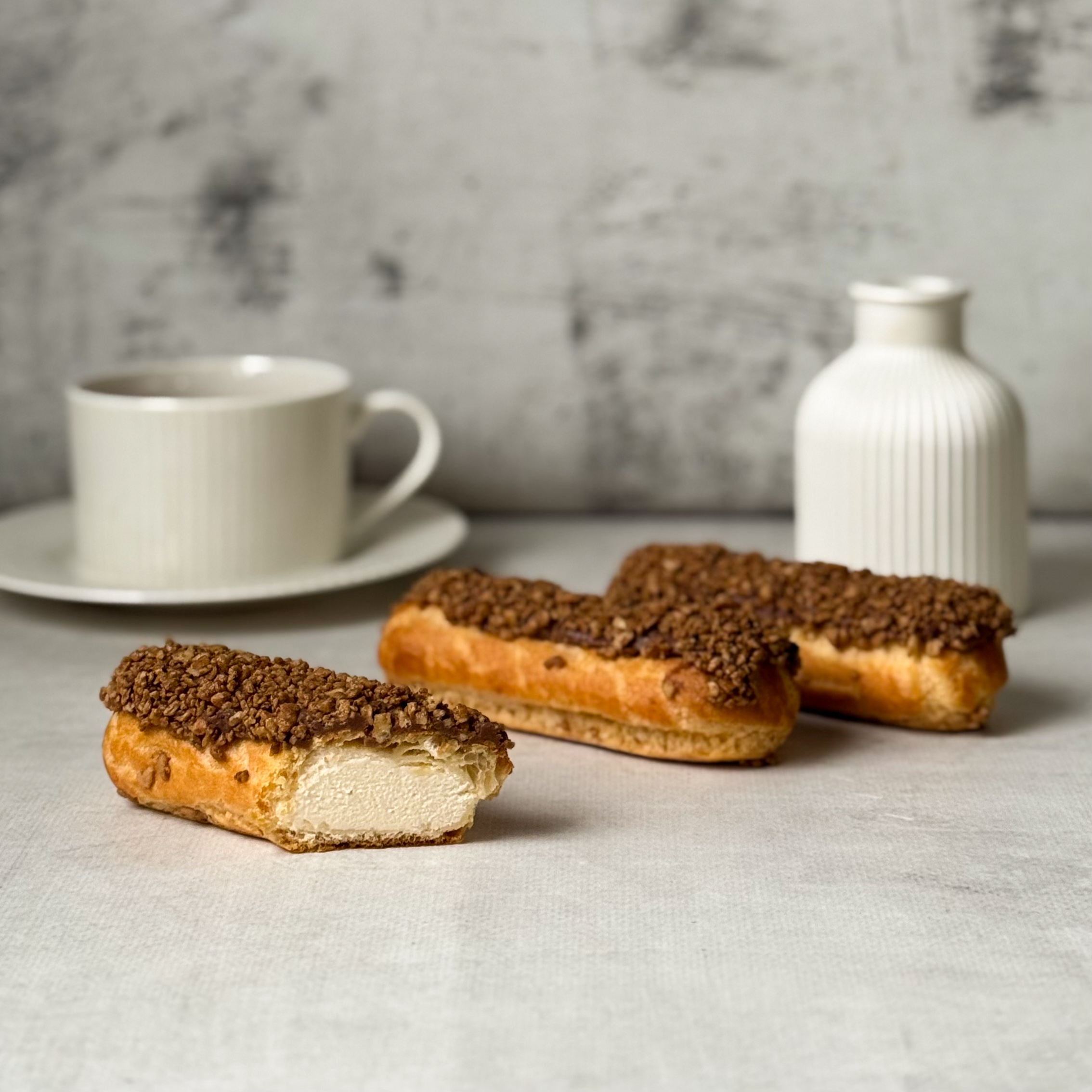 Ванильный эклер с начинкой из сливочного крема, покрытый шоколадной помадкой с посыпкой изображение 6