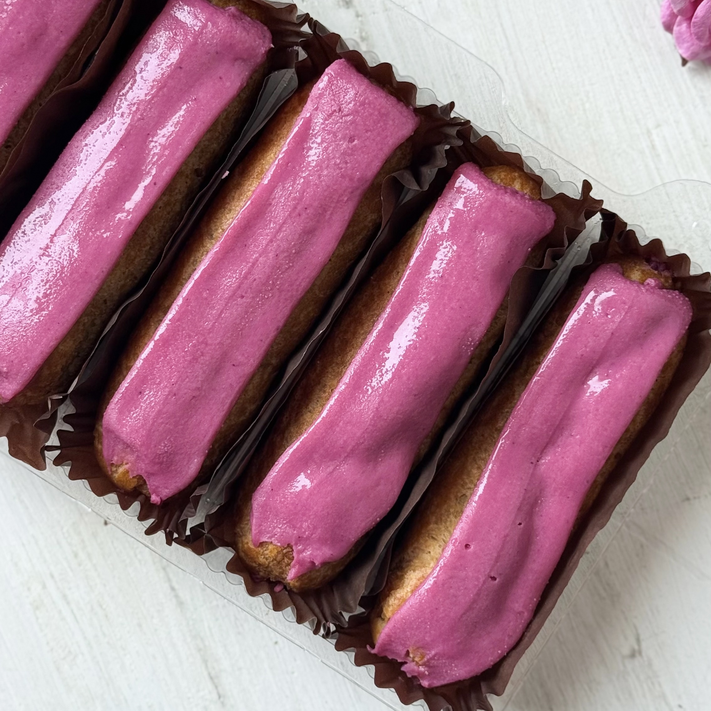 Ягодный эклер с ягодной начинкой и кремом из взбитых сливок, покрытый брусничной помадкой   изображение 2