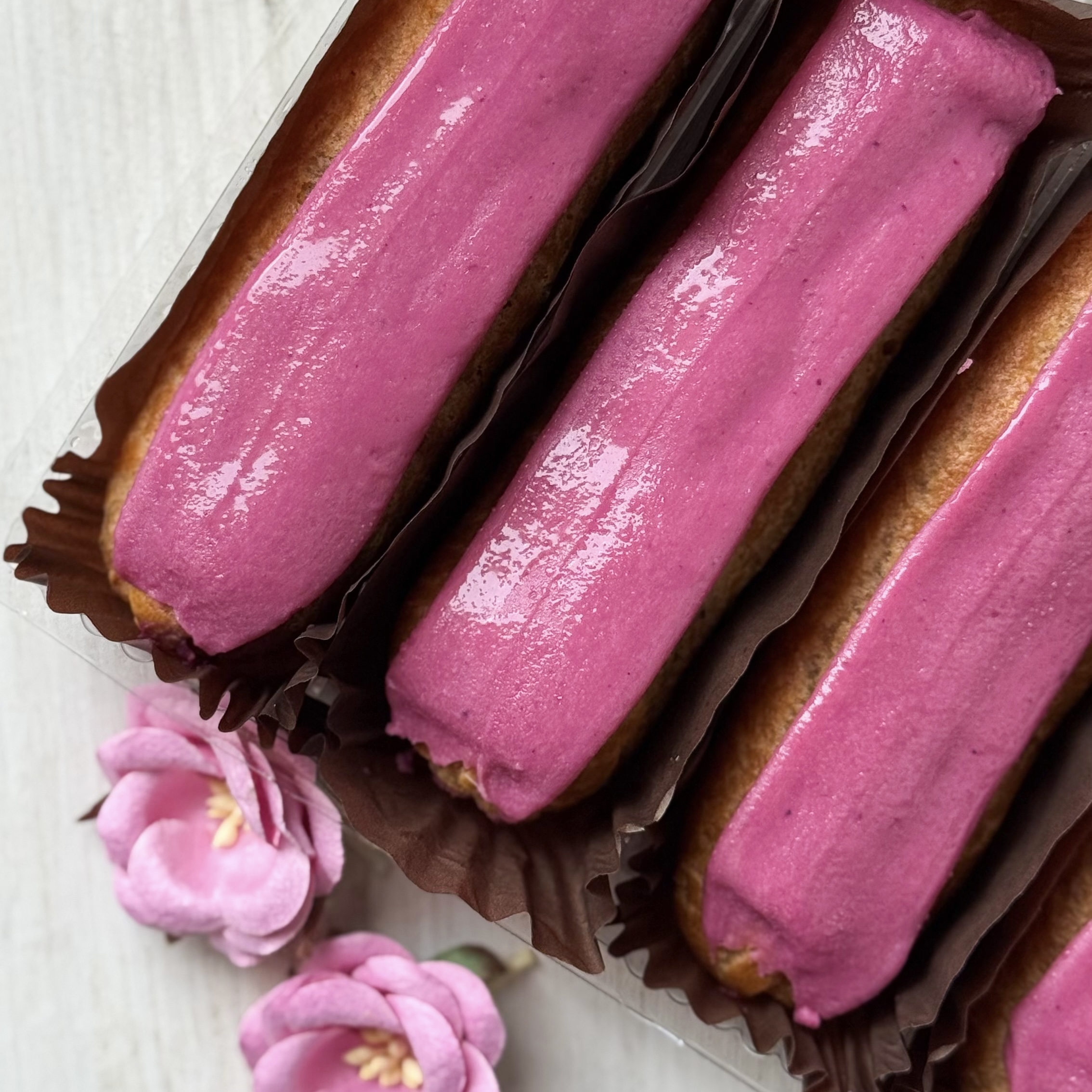 Ягодный эклер с ягодной начинкой и кремом из взбитых сливок, покрытый брусничной помадкой   изображение 4