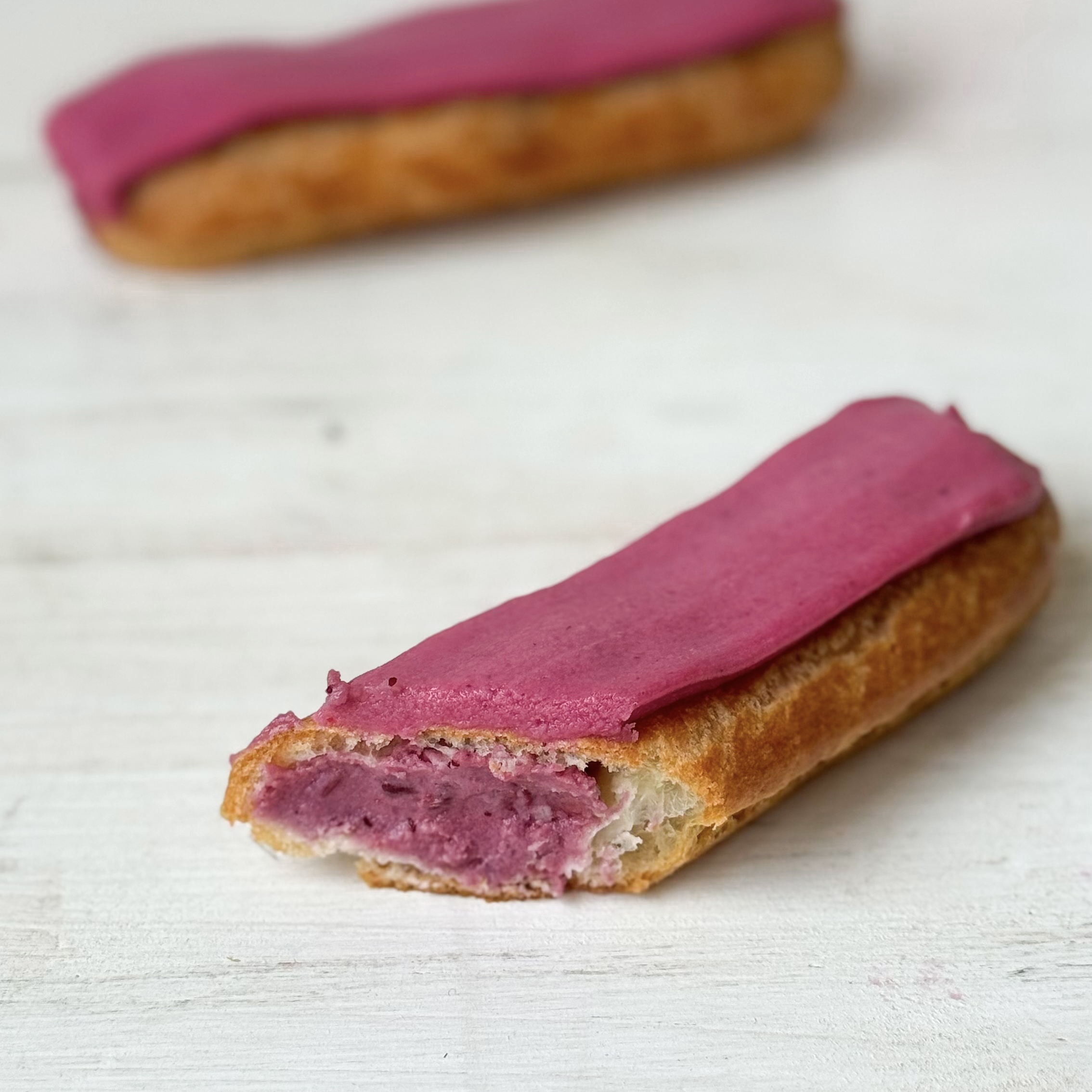 Ягодный эклер с ягодной начинкой и кремом из взбитых сливок, покрытый брусничной помадкой   изображение 5