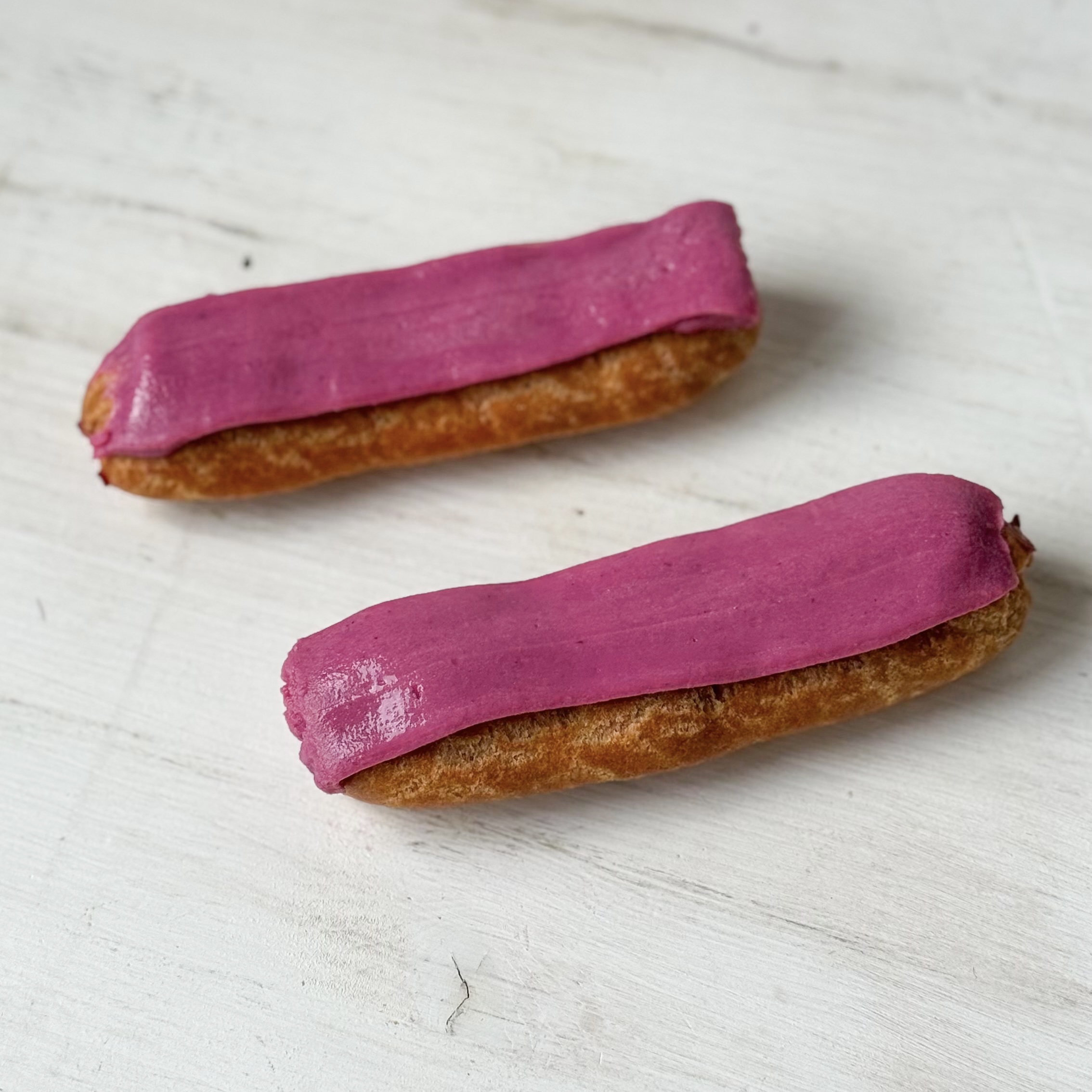 Ягодный эклер с ягодной начинкой и кремом из взбитых сливок, покрытый брусничной помадкой   изображение 6