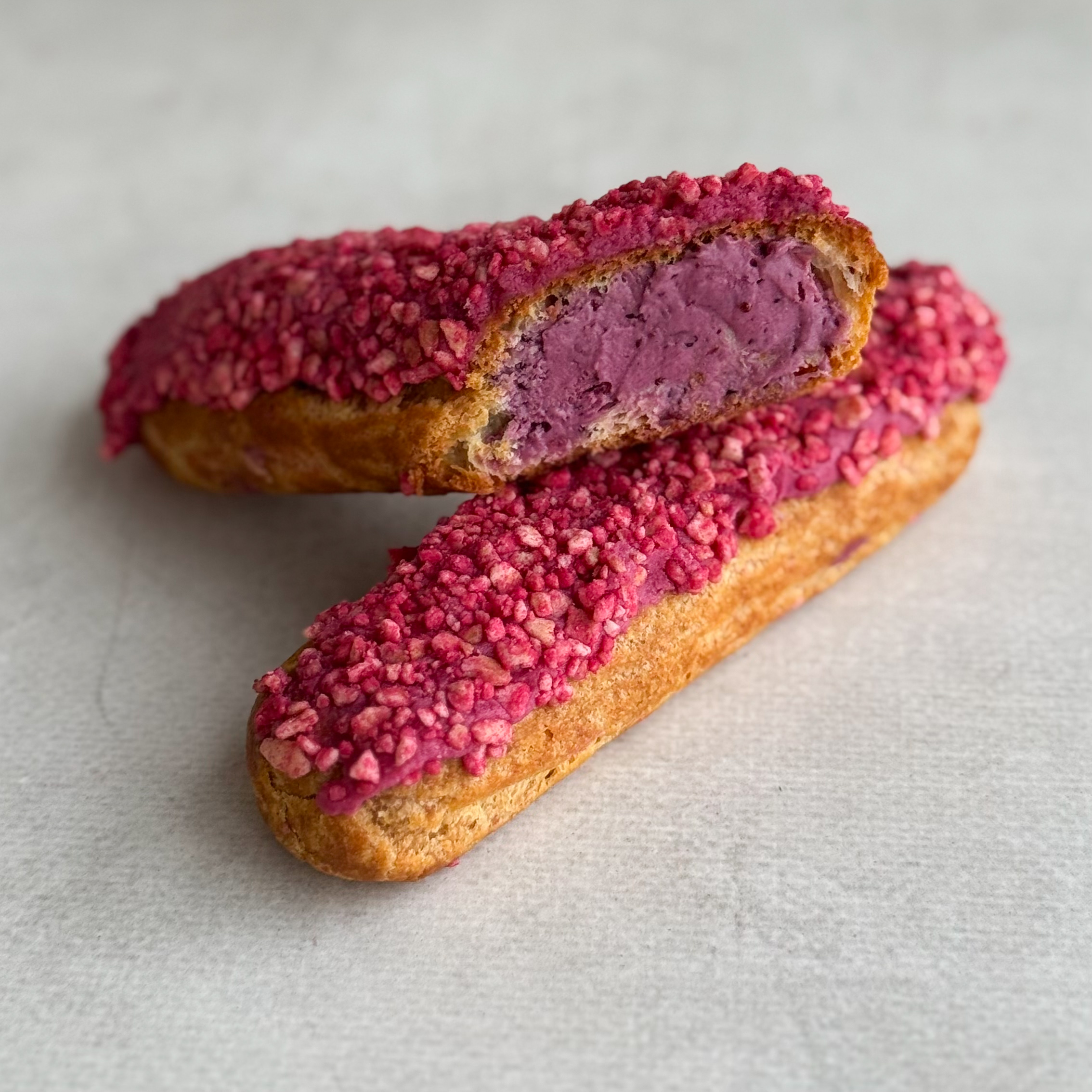 Ягодный эклер с ягодной начинкой и кремом из взбитых сливок, покрытый брусничной помадкой   изображение 1