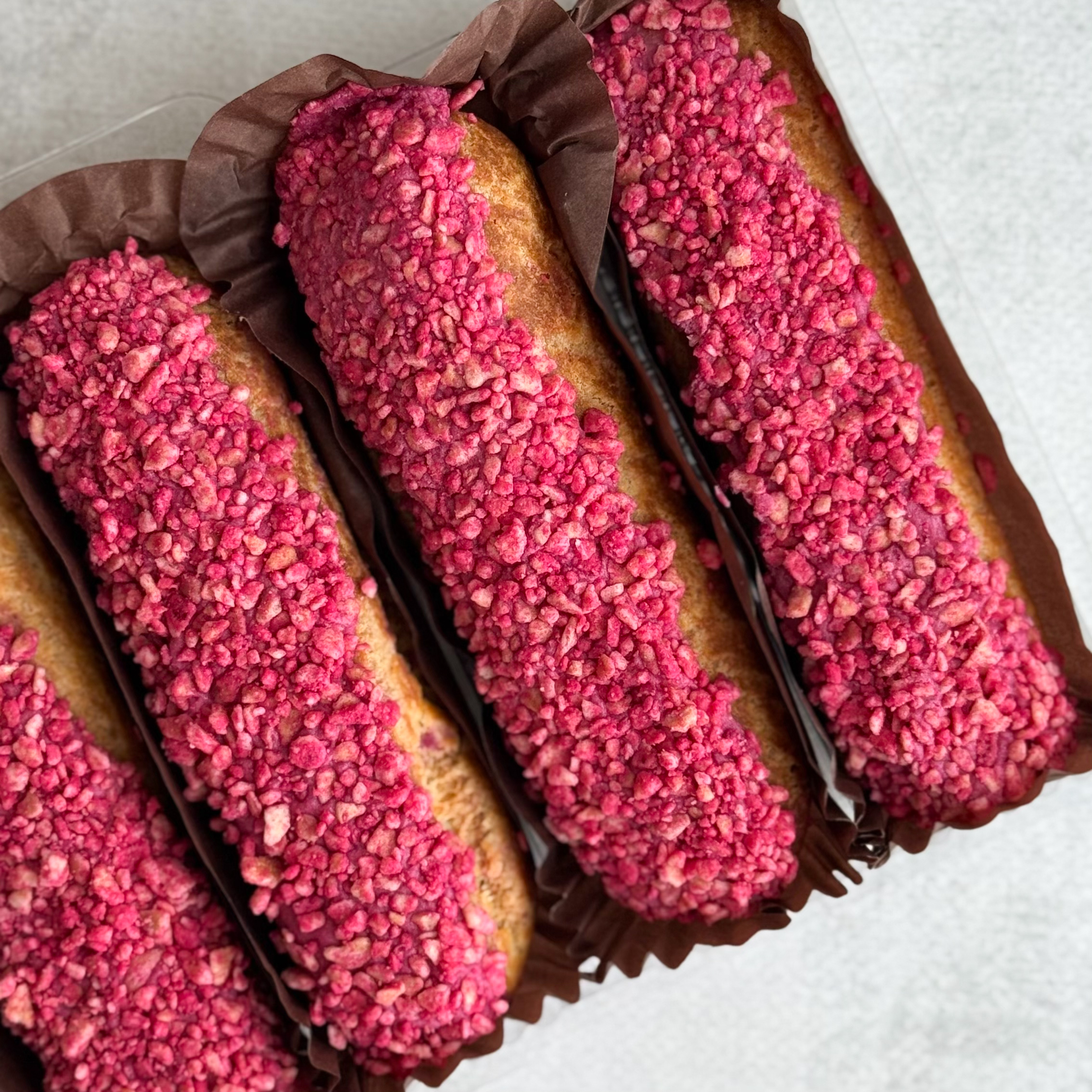 Ягодный эклер с ягодной начинкой и кремом из взбитых сливок, покрытый брусничной помадкой   изображение 3