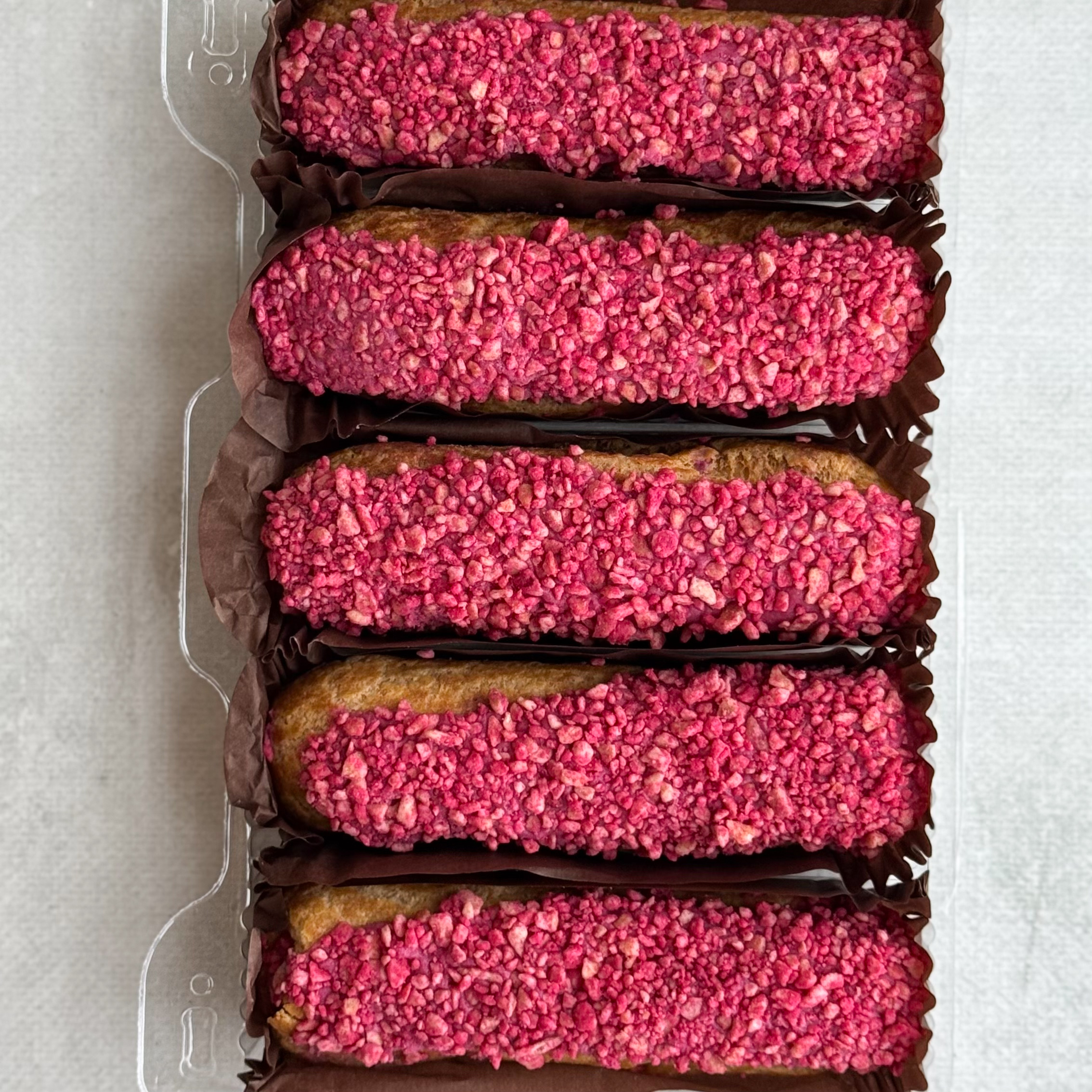 Ягодный эклер с ягодной начинкой и кремом из взбитых сливок, покрытый брусничной помадкой   изображение 7