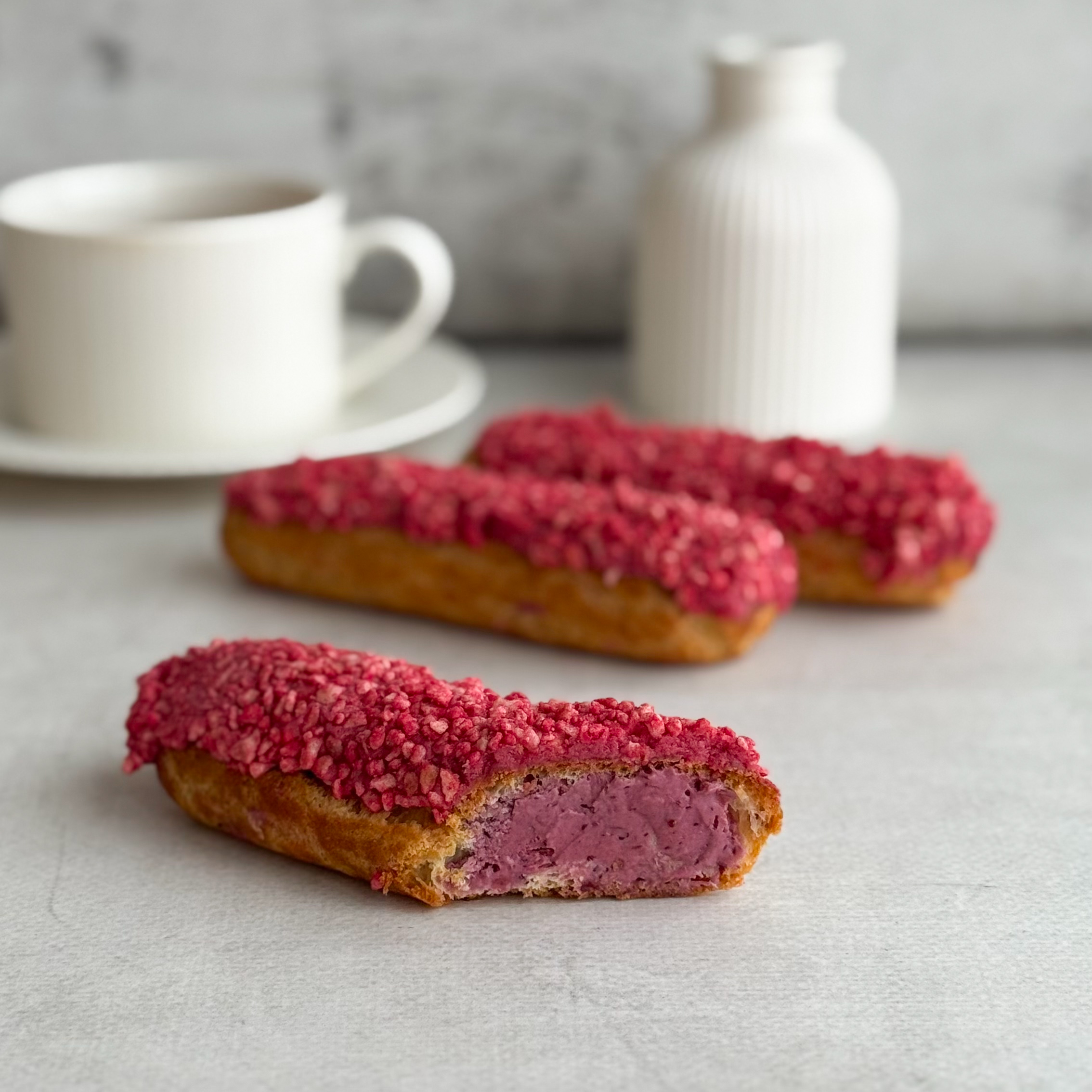 Ягодный эклер с ягодной начинкой и кремом из взбитых сливок, покрытый брусничной помадкой   изображение 8