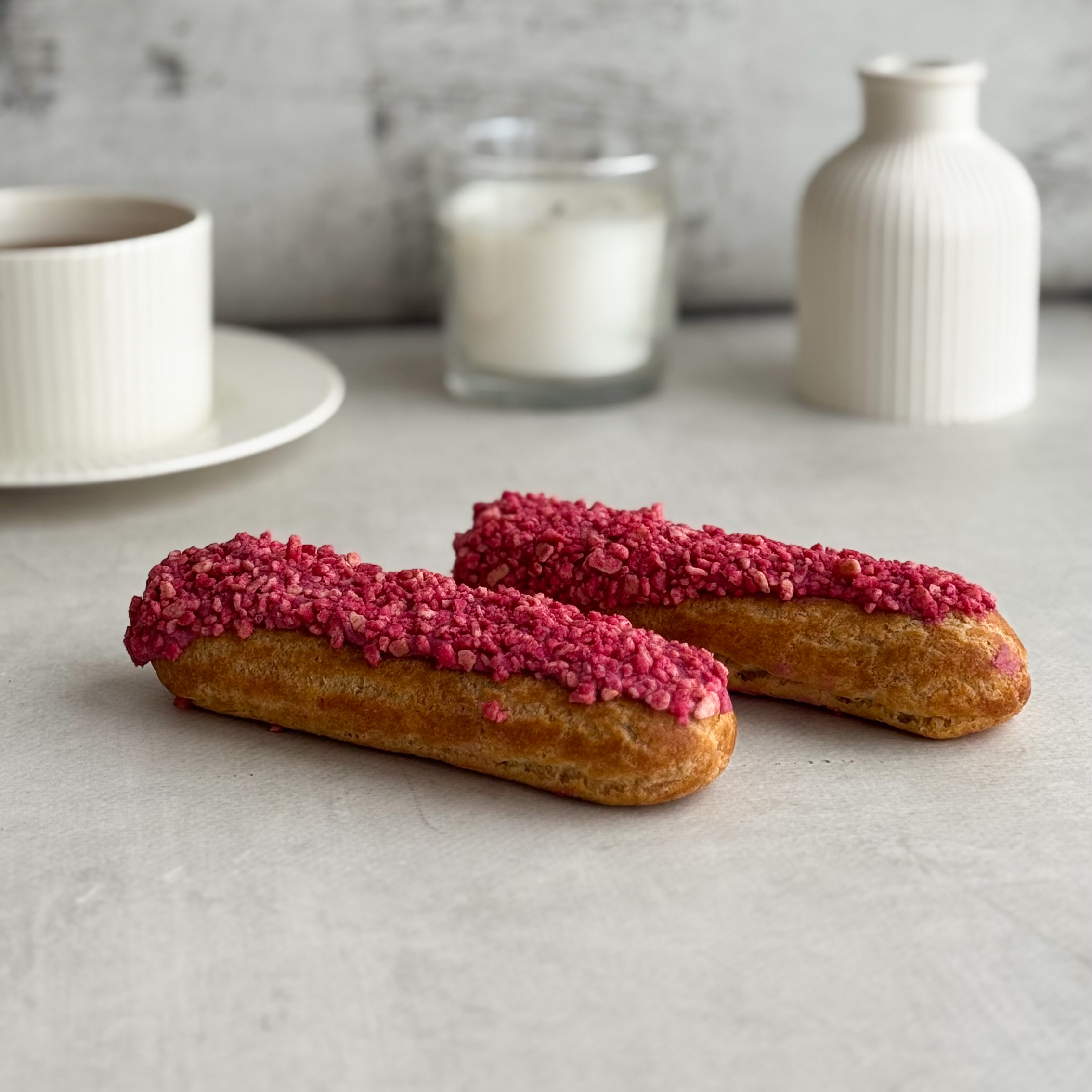 Ягодный эклер с ягодной начинкой и кремом из взбитых сливок, покрытый брусничной помадкой   изображение 9