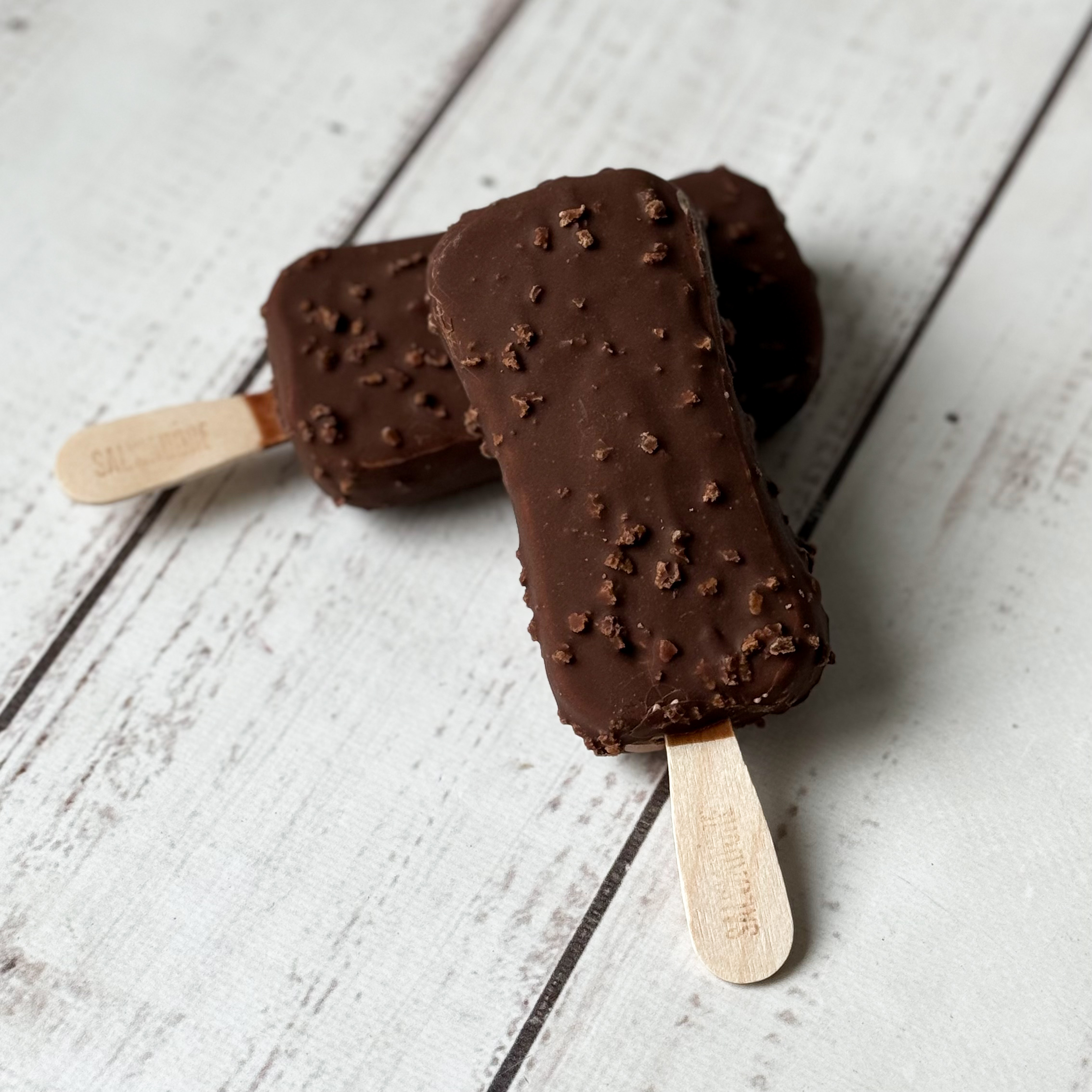 Эскимо Сальвадор сливочное шоколадное 10 % с шоколадным топпингом и кусочками бисквитного печенья в молочном шоколаде с вафельной крошкой изображение 2