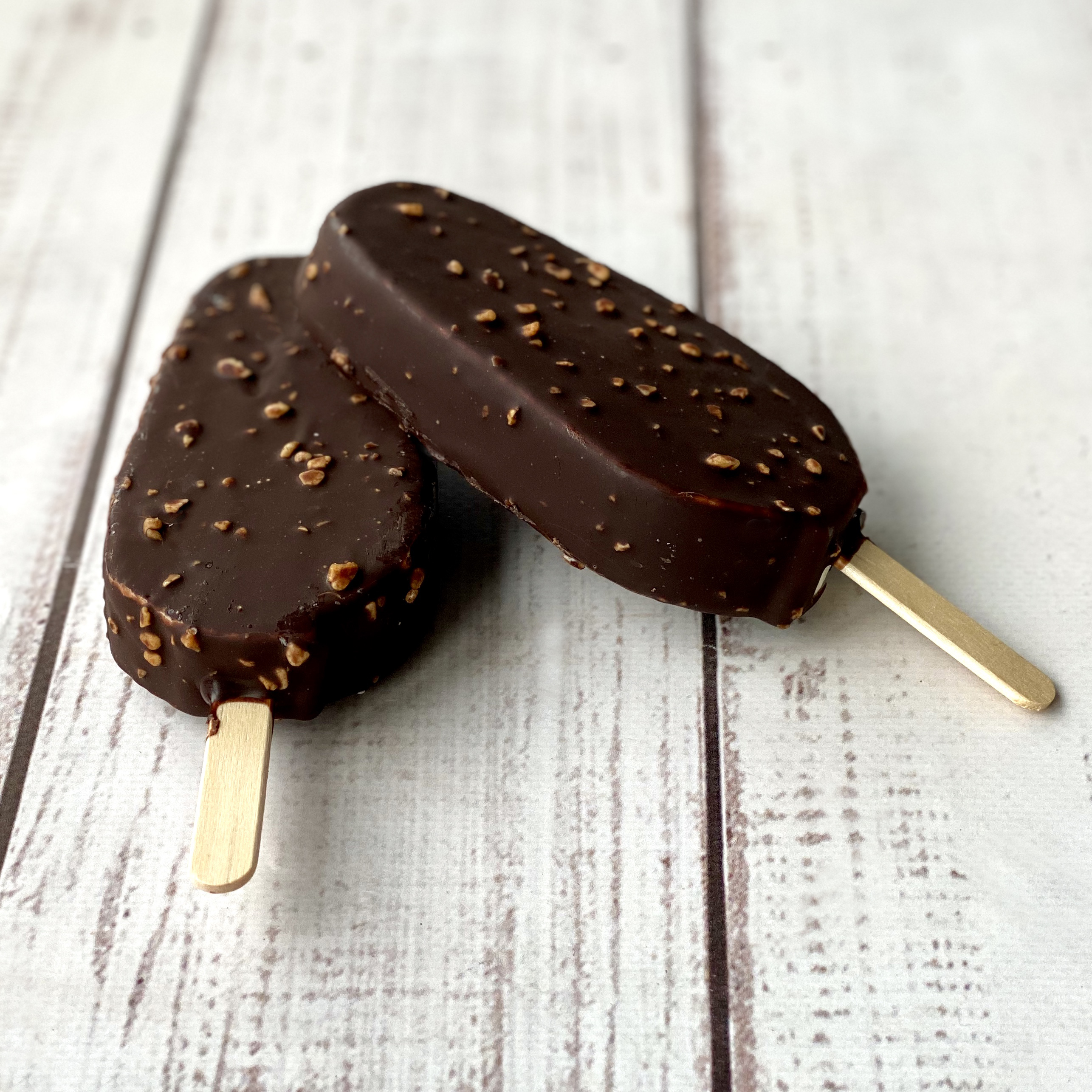 Мороженое эскимо с ЗМЖ с ароматом ванили в шоколадной глазури с арахисом изображение 1