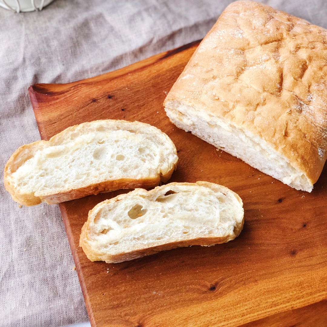 Классический пористый хлеб из пшеничной муки высшего сорта изображение 1