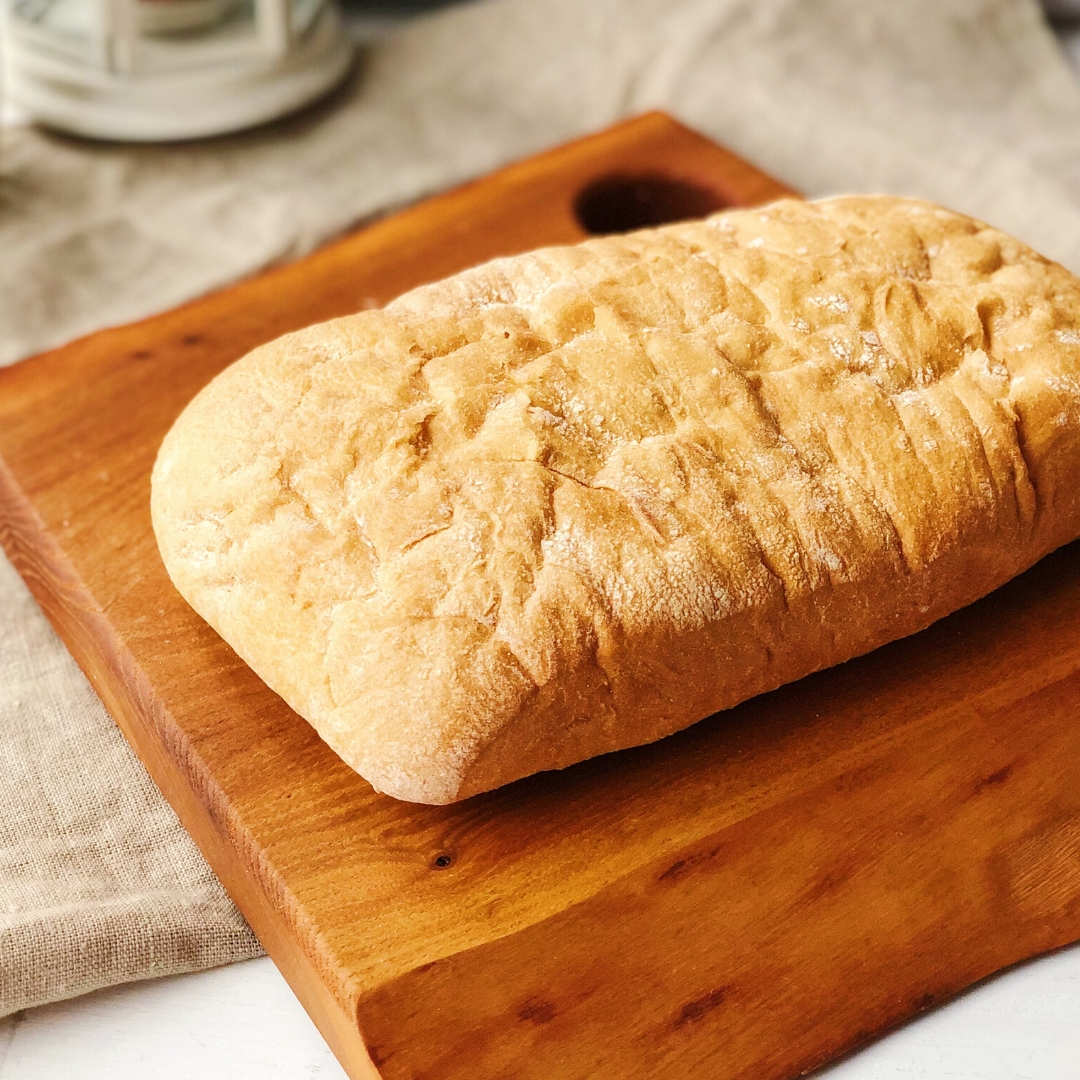 Классический пористый хлеб из пшеничной муки высшего сорта изображение 3