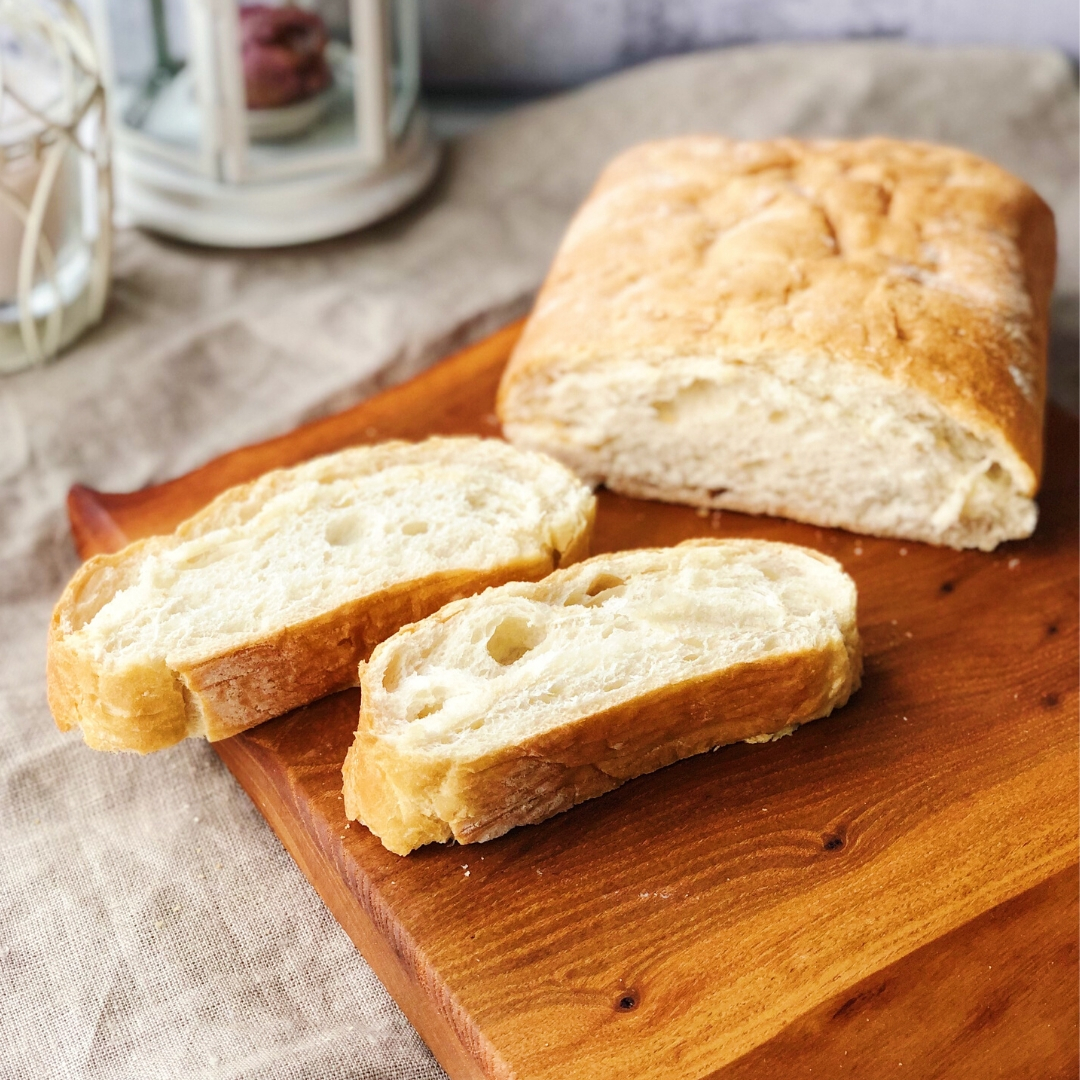 Классический пористый хлеб из пшеничной муки высшего сорта изображение 2