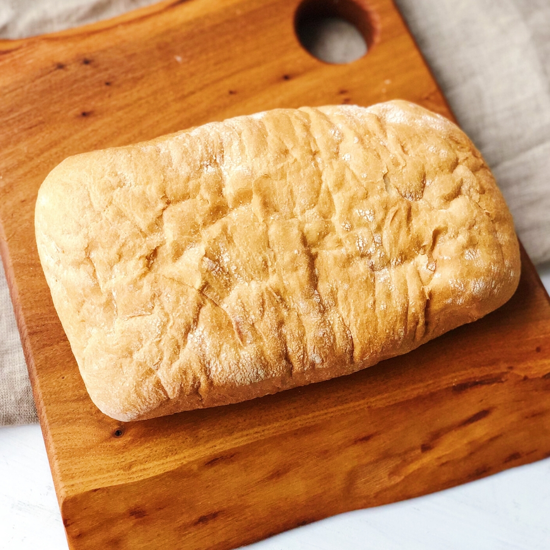 Классический пористый хлеб из пшеничной муки высшего сорта изображение 4