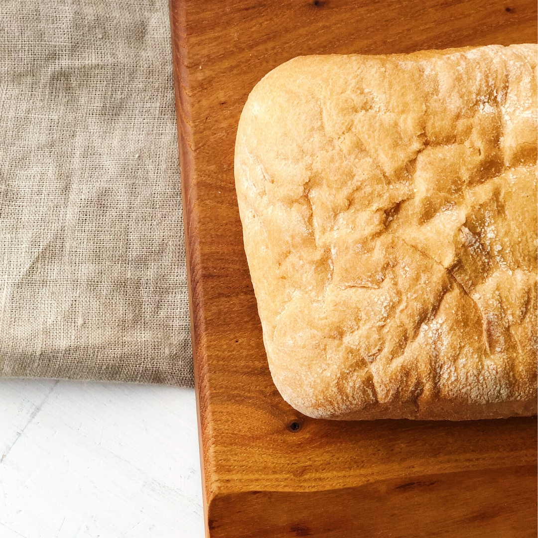 Классический пористый хлеб из пшеничной муки высшего сорта изображение 5