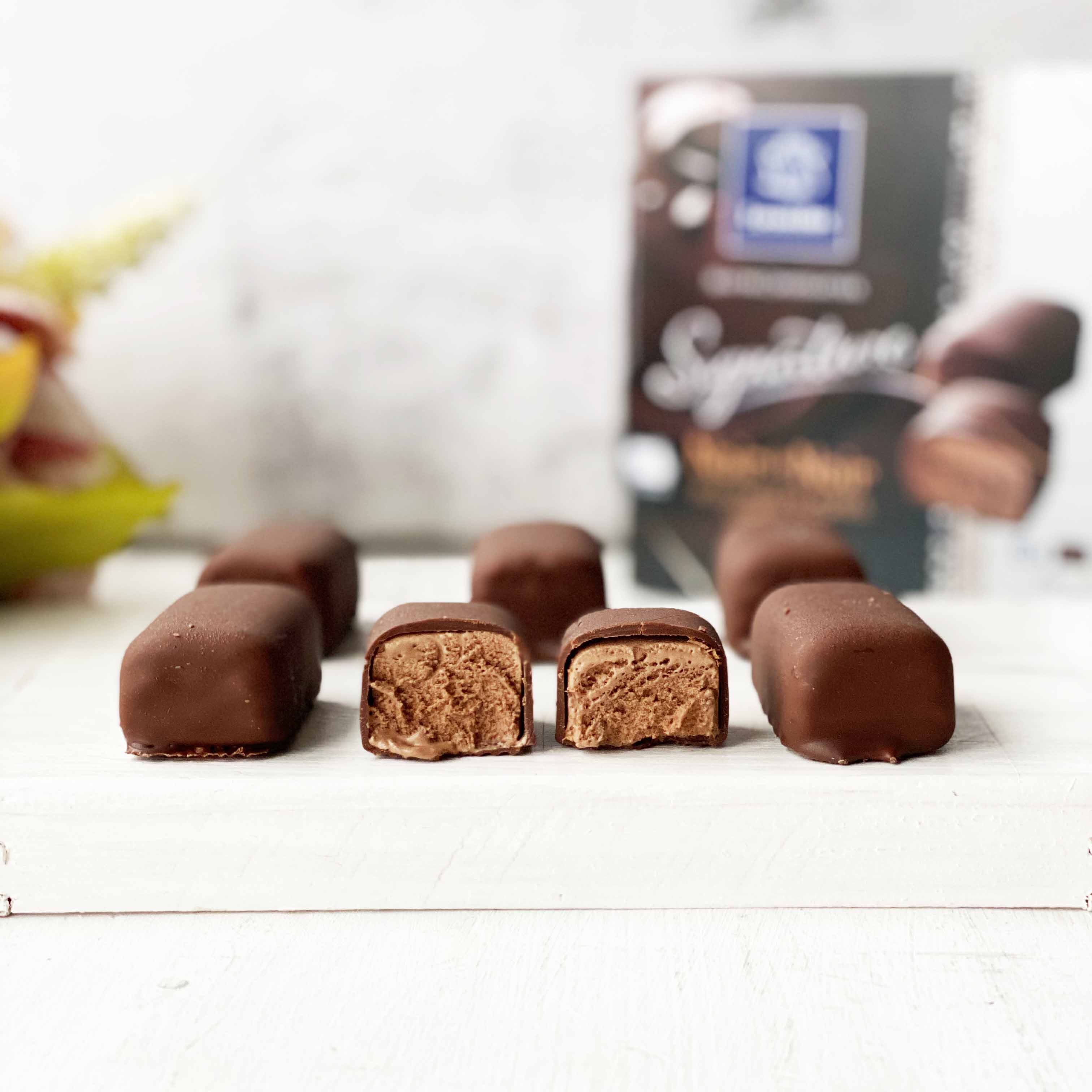 Конфеты из 70% какао с хрустящими кусочками бобов какао, покрытых темным шоколадом. изображение 1