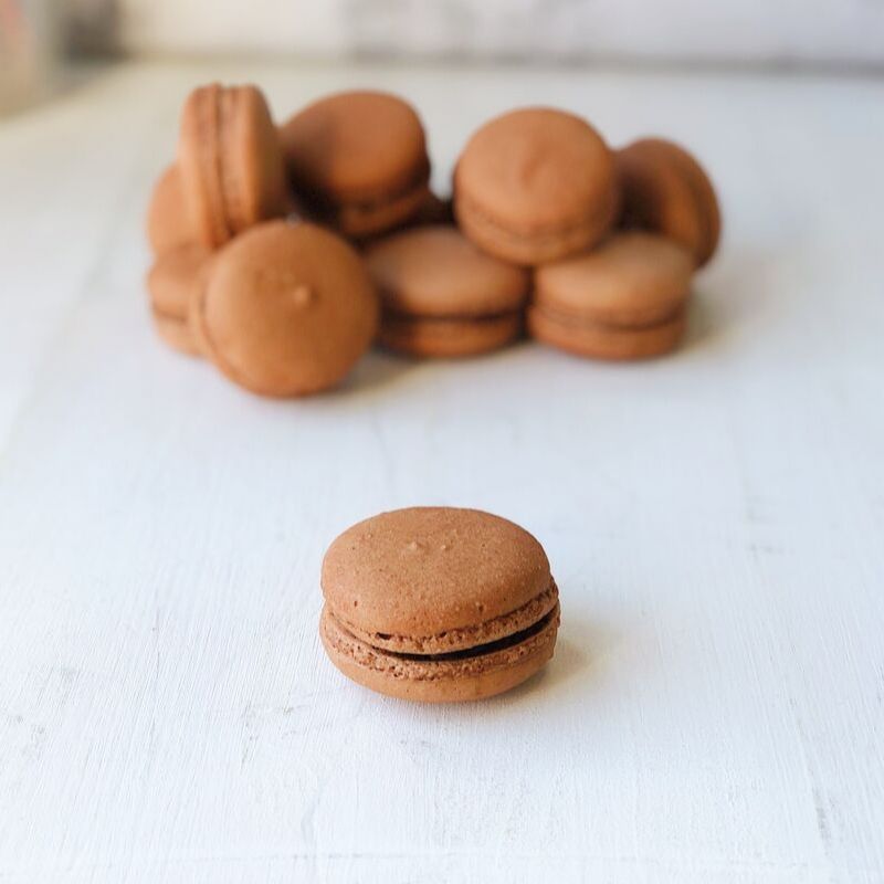 Французское миндальное шоколадное печенье с начинкой. изображение 3
