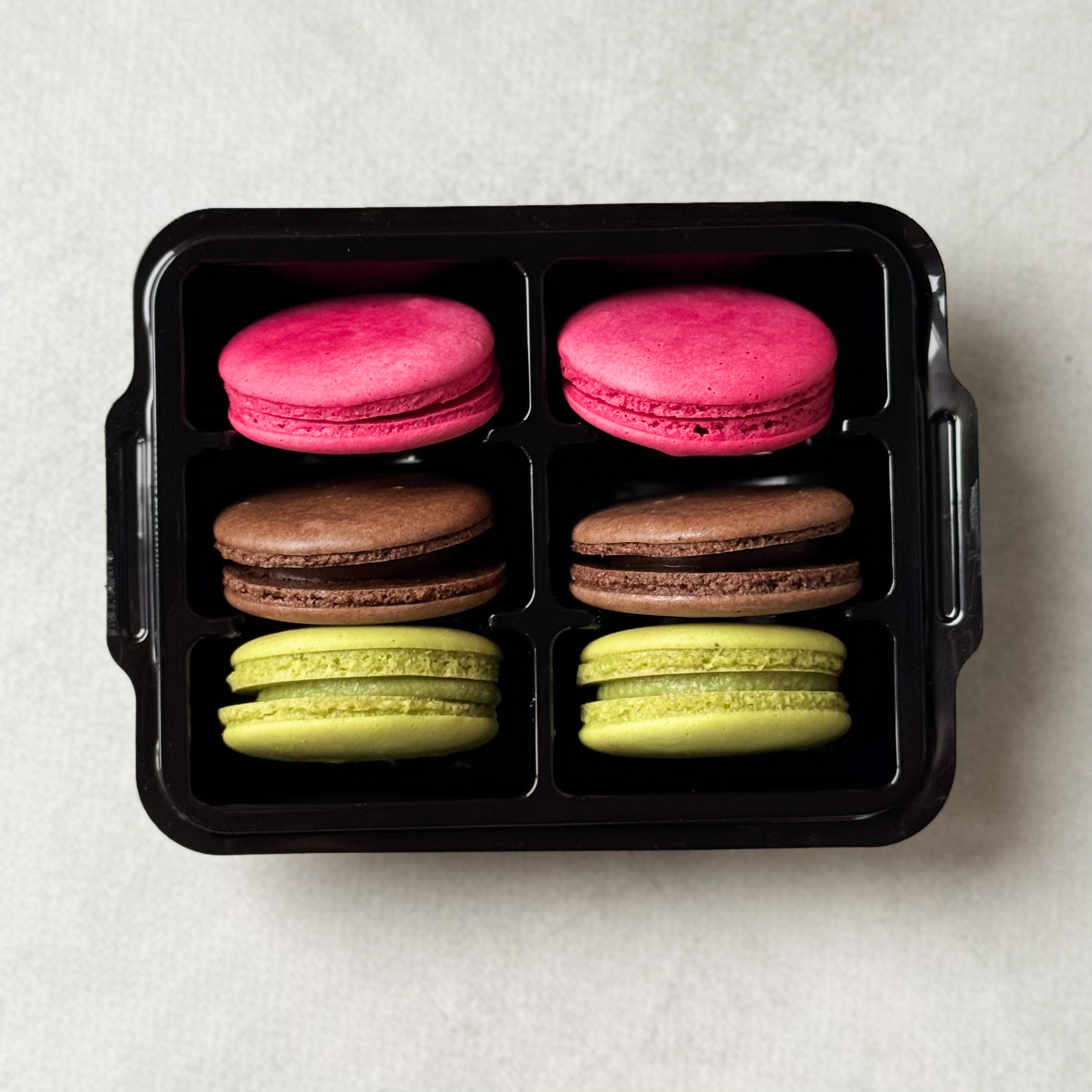 Миндальное печенье с начинкой. В упаковке 3 вкуса: "малина", "шоколад", "фисташка". изображение 2