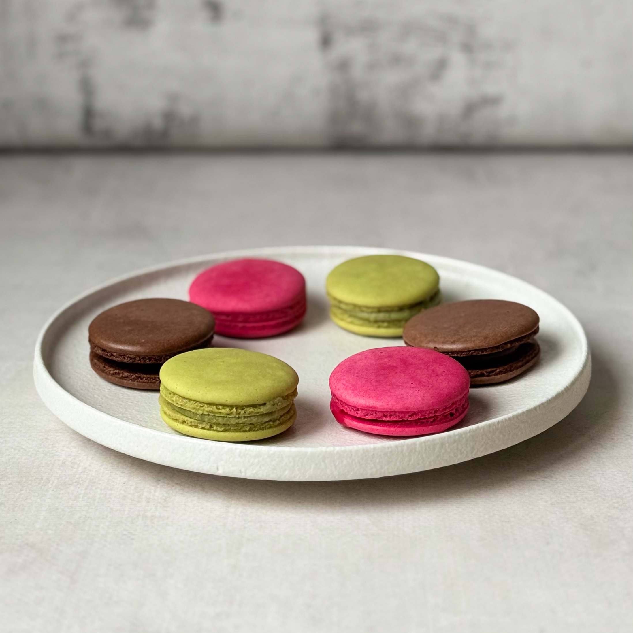 Миндальное печенье с начинкой. В упаковке 3 вкуса: "малина", "шоколад", "фисташка". изображение 3