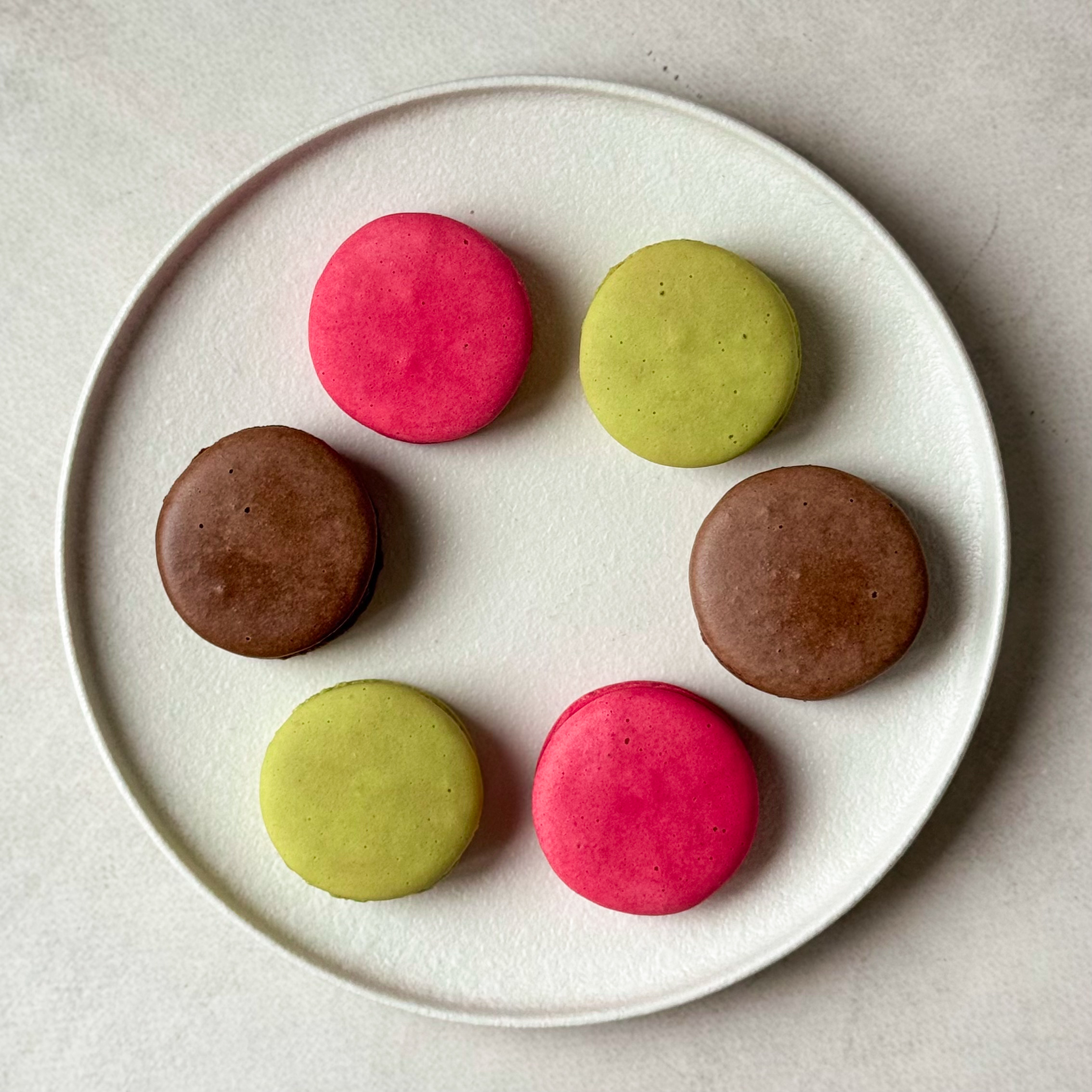 Миндальное печенье с начинкой. В упаковке 3 вкуса: "малина", "шоколад", "фисташка". изображение 8