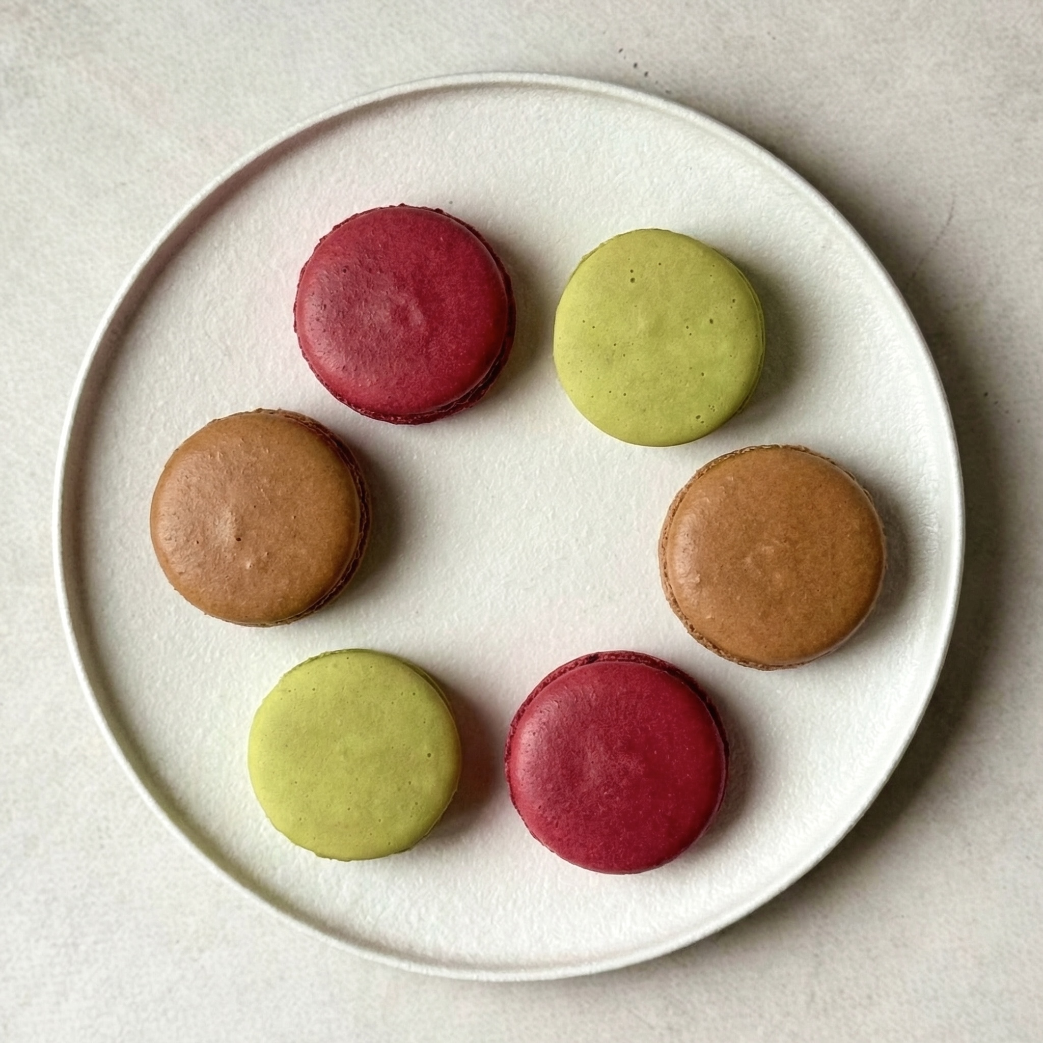 Миндальное печенье с начинкой. В упаковке 3 вкуса: "вишня", "карамель", "фисташка". изображение 4