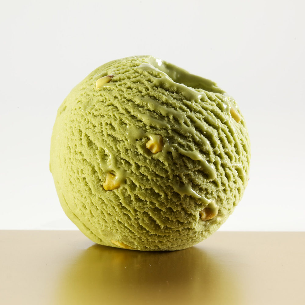 Фисташковый замороженный десерт, сделанный из тщательно отобранных фисташек с ароматом миндаля. Продукт может содержать следы арахиса и других орехов. изображение 1