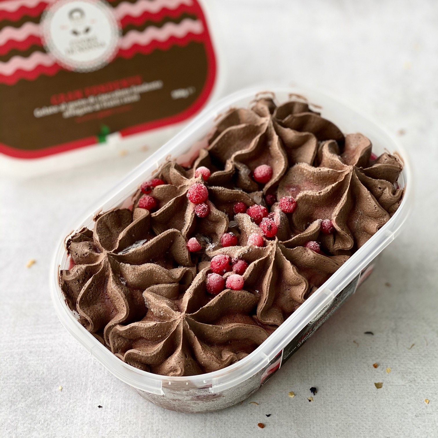 Итальянское мороженое с шоколадным вкусом и красными ягодами изображение 1