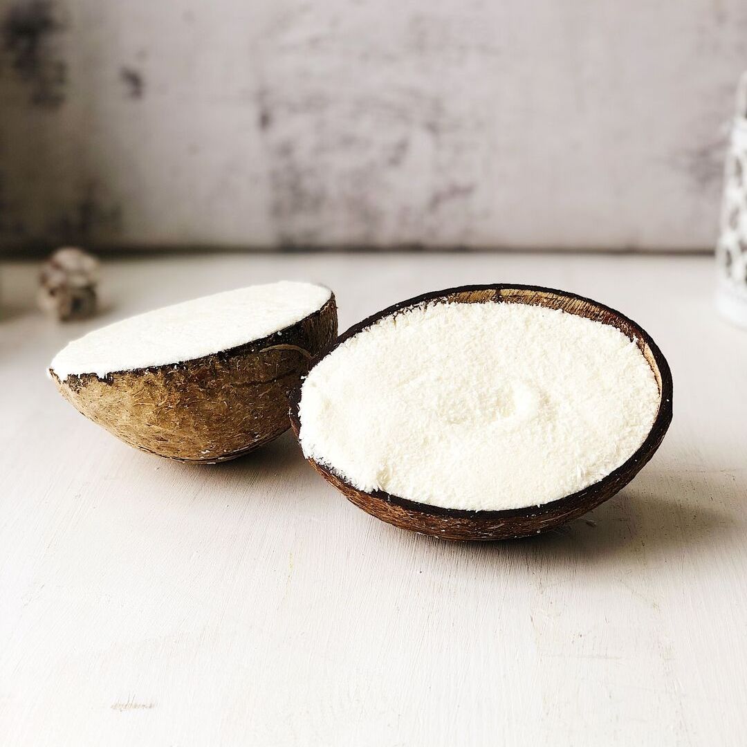 Замороженный десерт с кокосовой стружкой в натуральной оболочке настоящего кокосового ореха. изображение 1