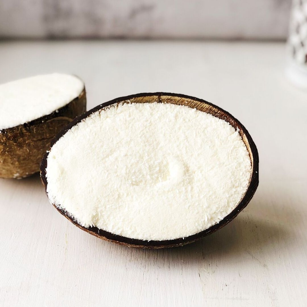 Замороженный десерт с кокосовой стружкой в натуральной оболочке настоящего кокосового ореха. изображение 2
