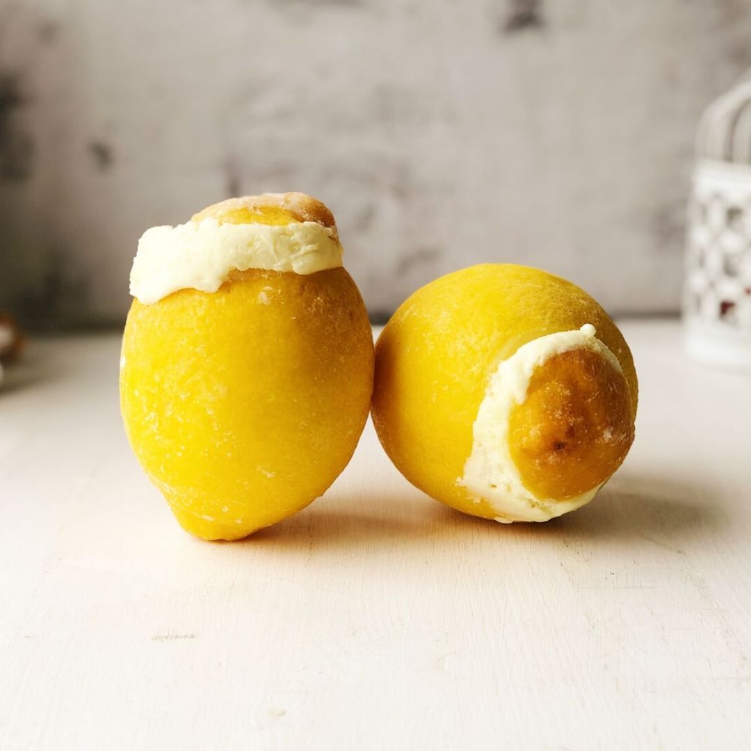 Молочное лимонное мороженое в натуральной оболочке настоящего лимона. изображение 1