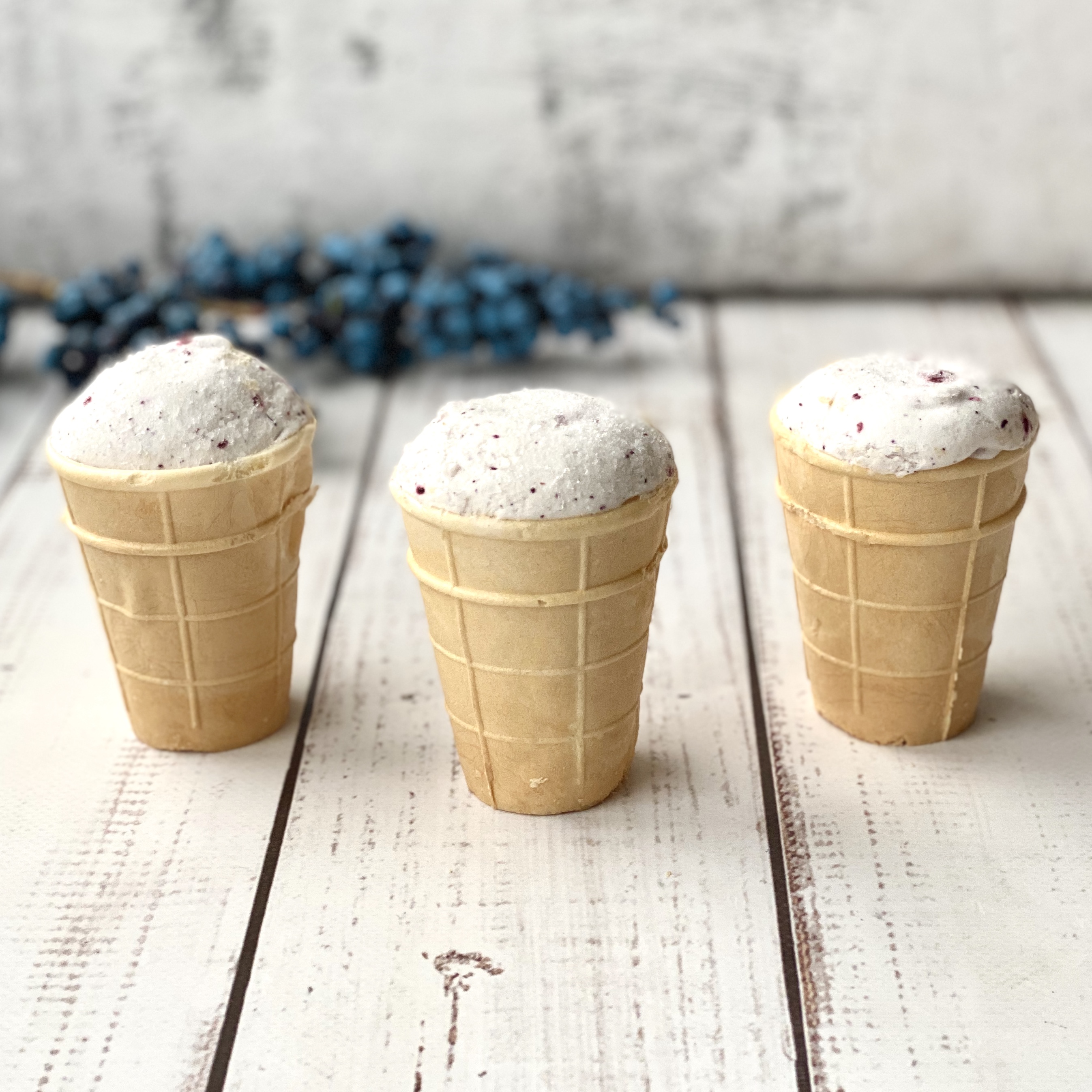 Мороженое пломбир на сливках с черникой в вафельном стаканчике «Дело в сливках» изображение 3