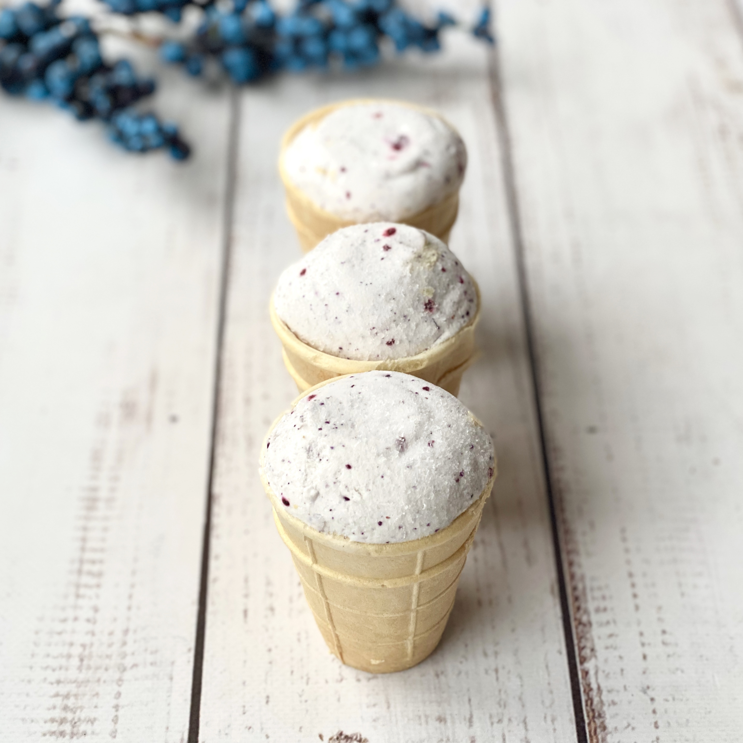 Мороженое пломбир на сливках с черникой в вафельном стаканчике «Дело в сливках» изображение 4