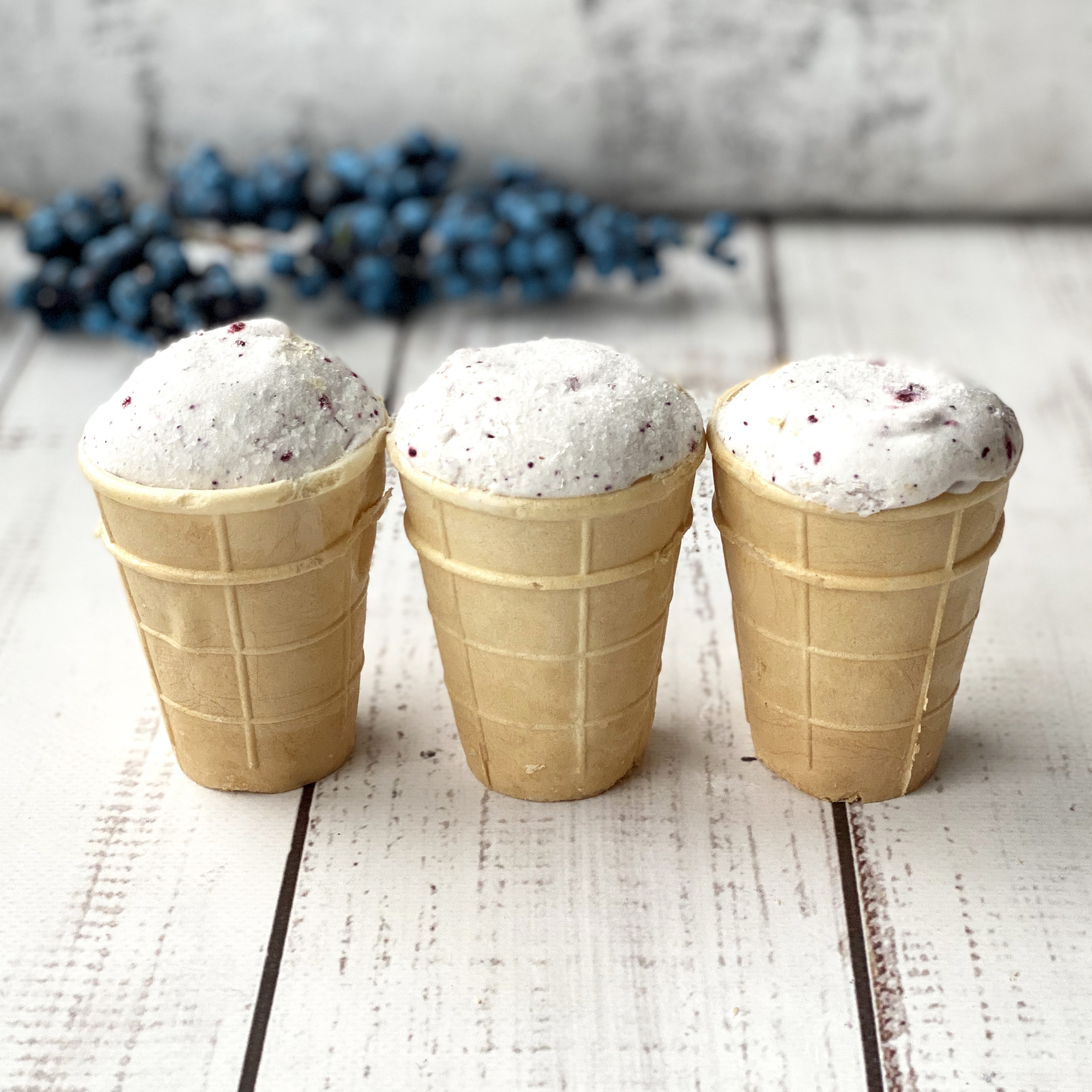 Мороженое пломбир на сливках с черникой в вафельном стаканчике «Дело в сливках» изображение 1