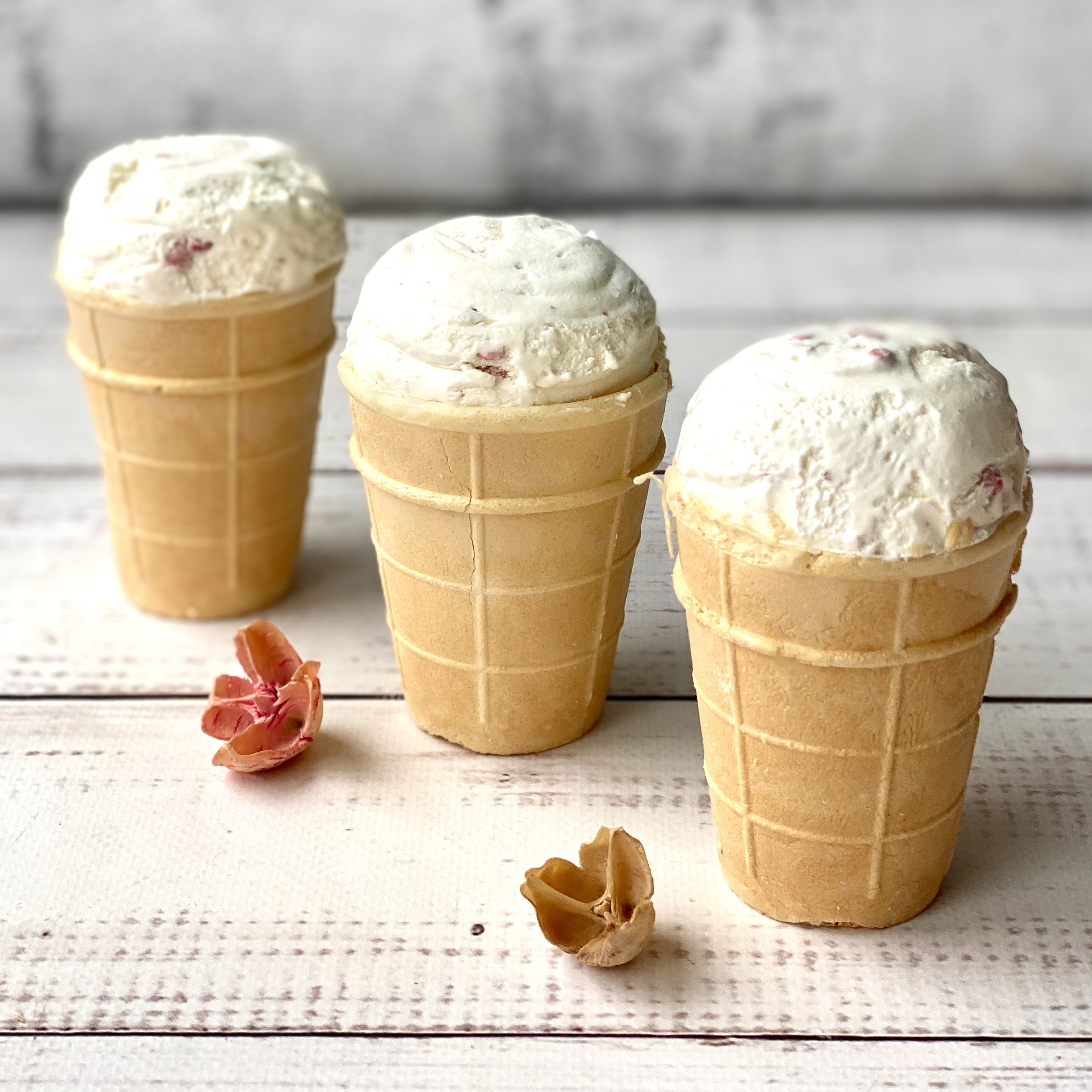 Мороженое в вафельном стаканчике Дело в сливках клубника изображение 2