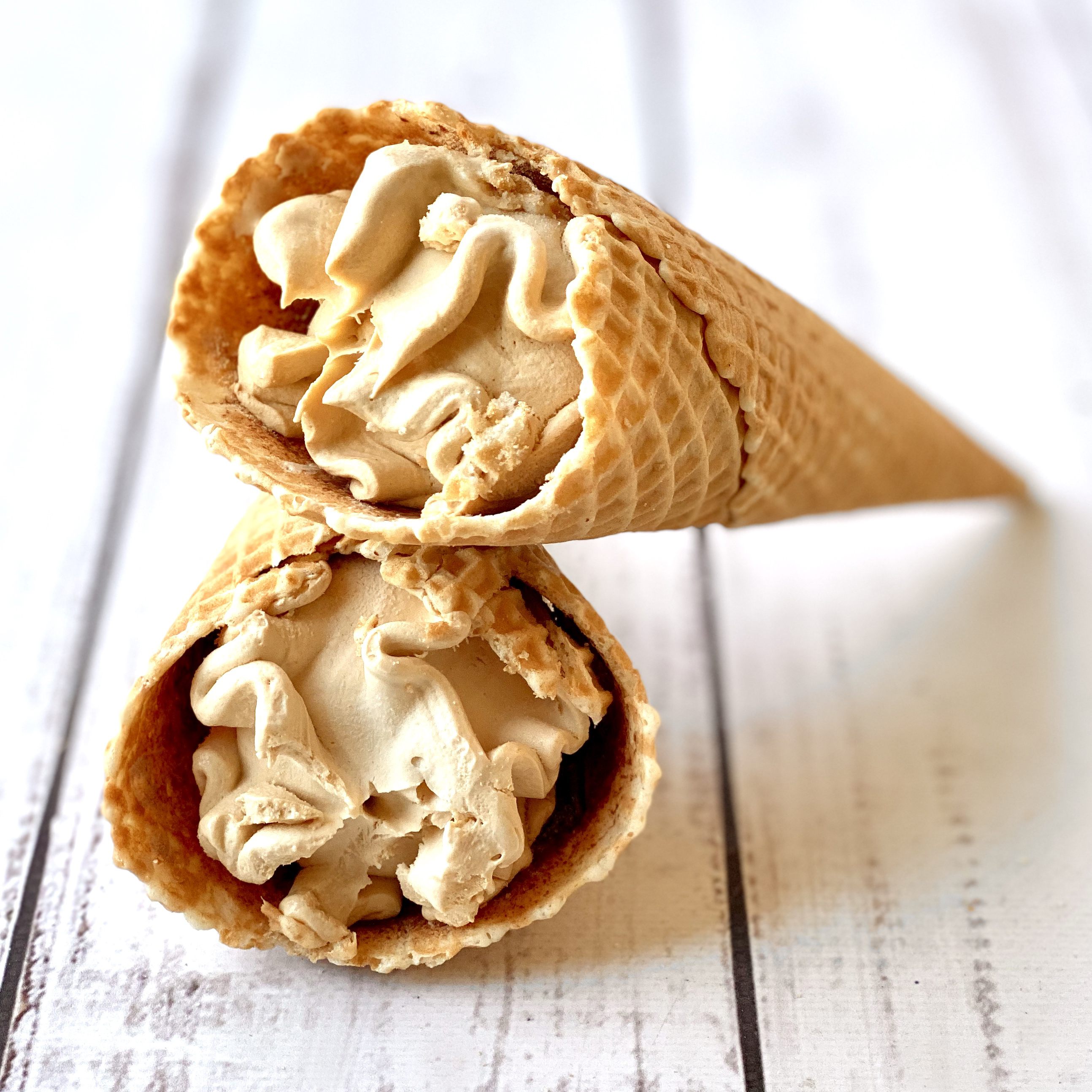 Мороженое «Гигантер» пломбир крем-брюле в вафельном рожке изображение 1